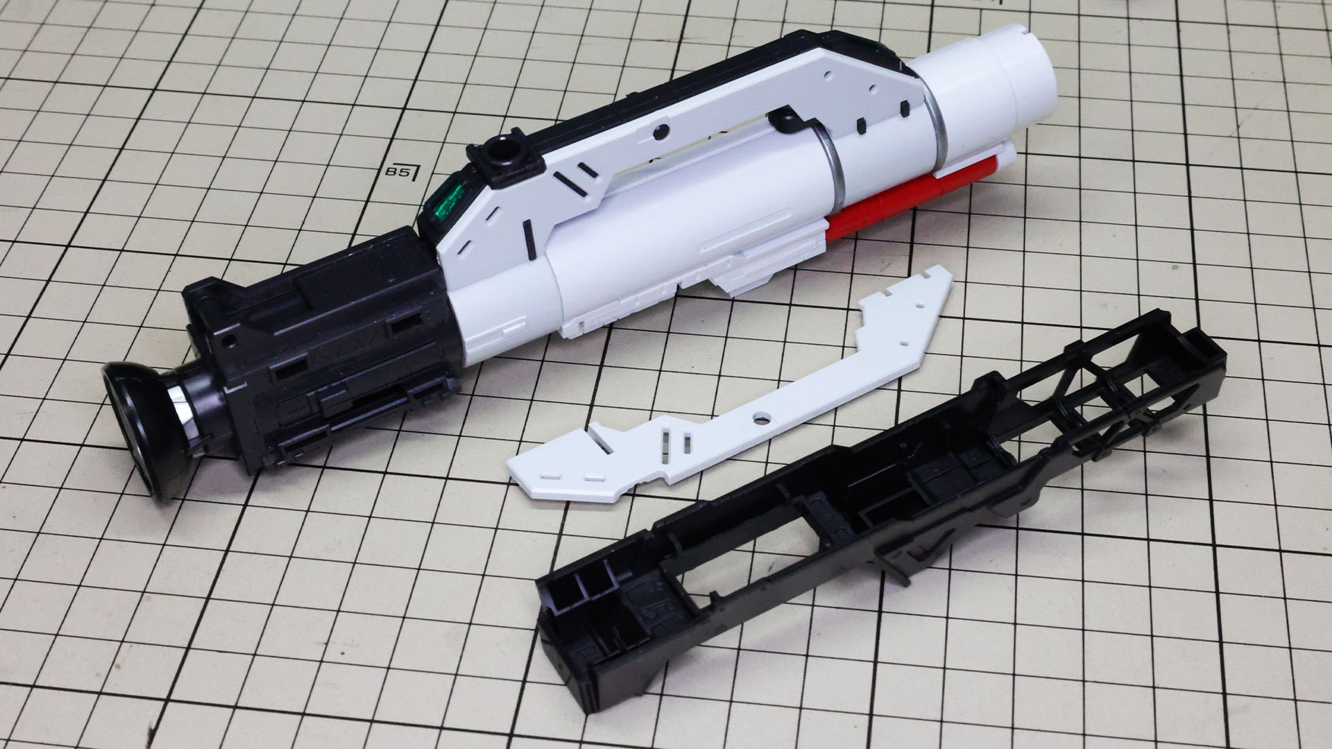 キャリングハンドルの装甲、下部のフレームを取り付けます