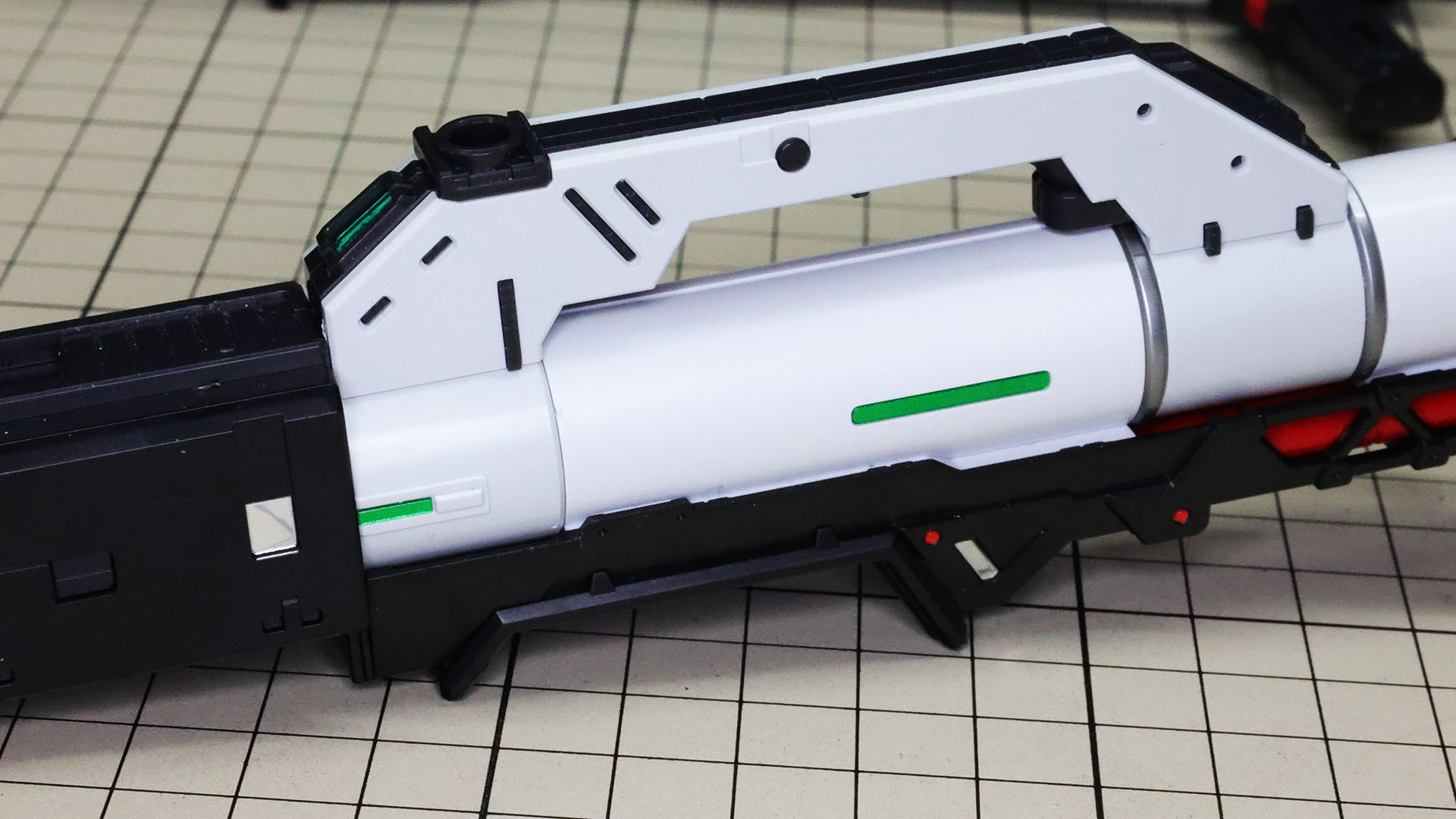 砲身部にメタリック3Dシールを貼ります