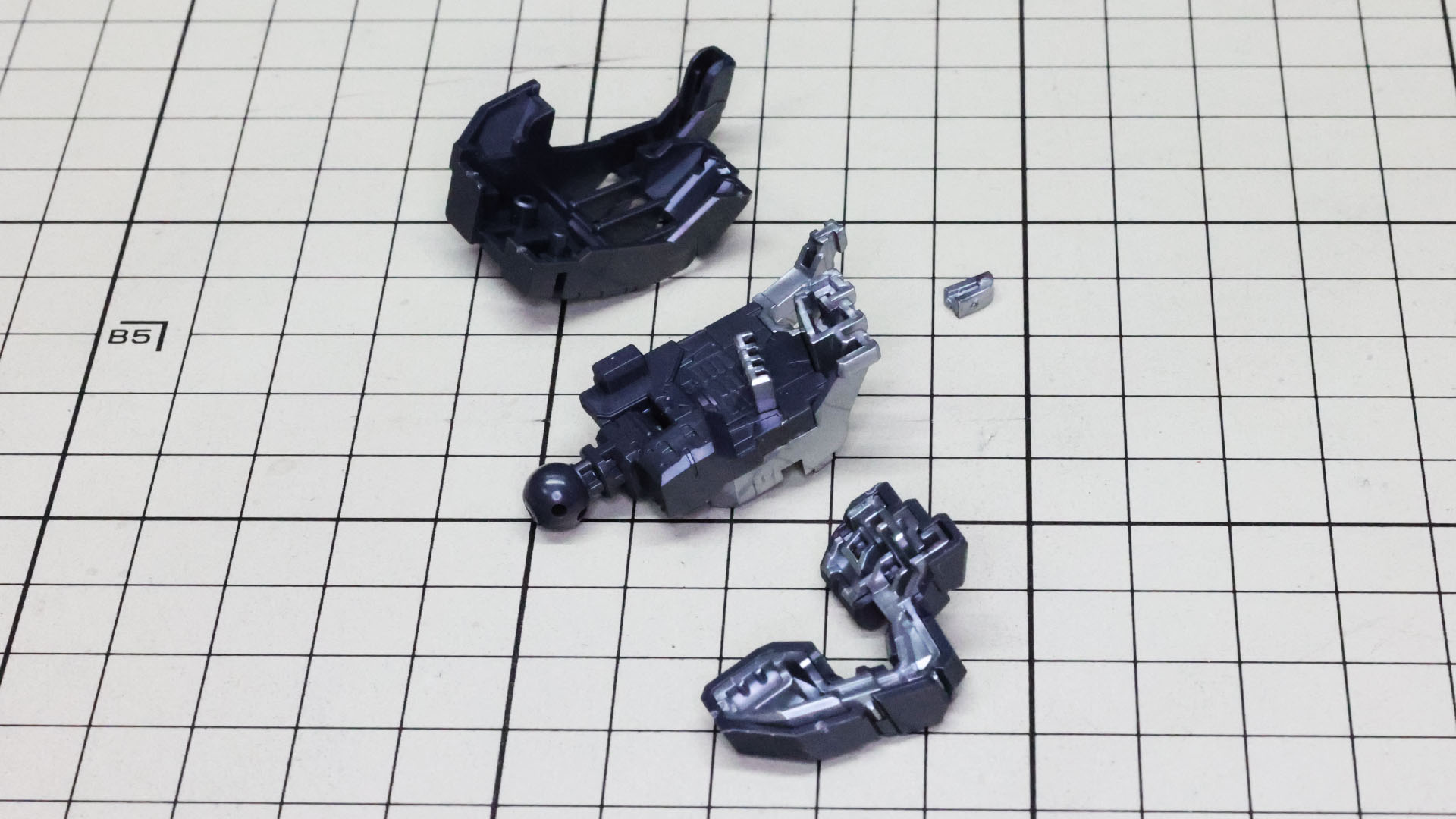 他と同様にシルバーのフレームを覆っていく方法となりますが、人差し指の指先は別パーツになっています