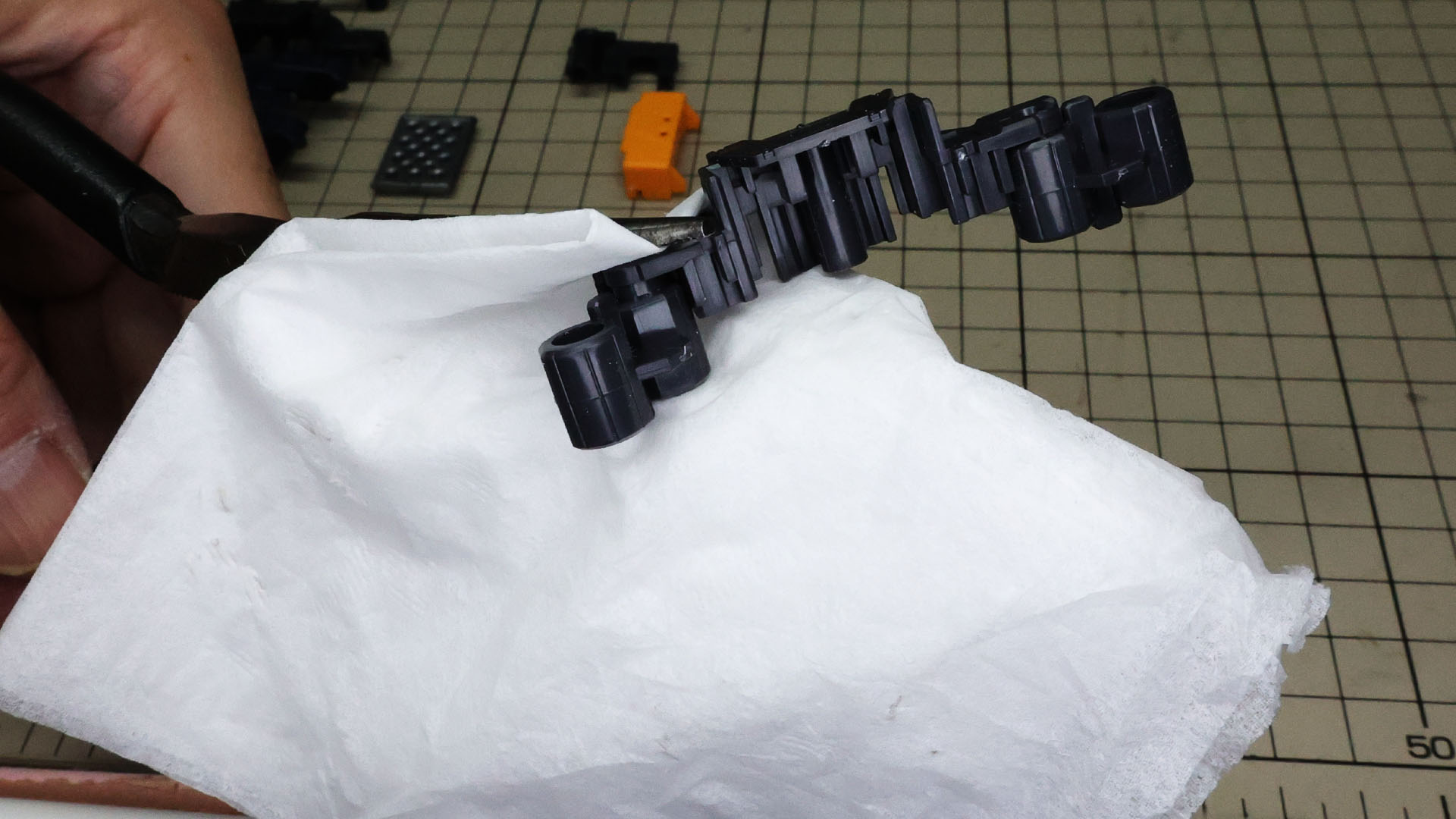 この軸が硬かったので、場合によっては傷防止のために布やティッシュを挟んでペンチを使うほうがいいかもしれません