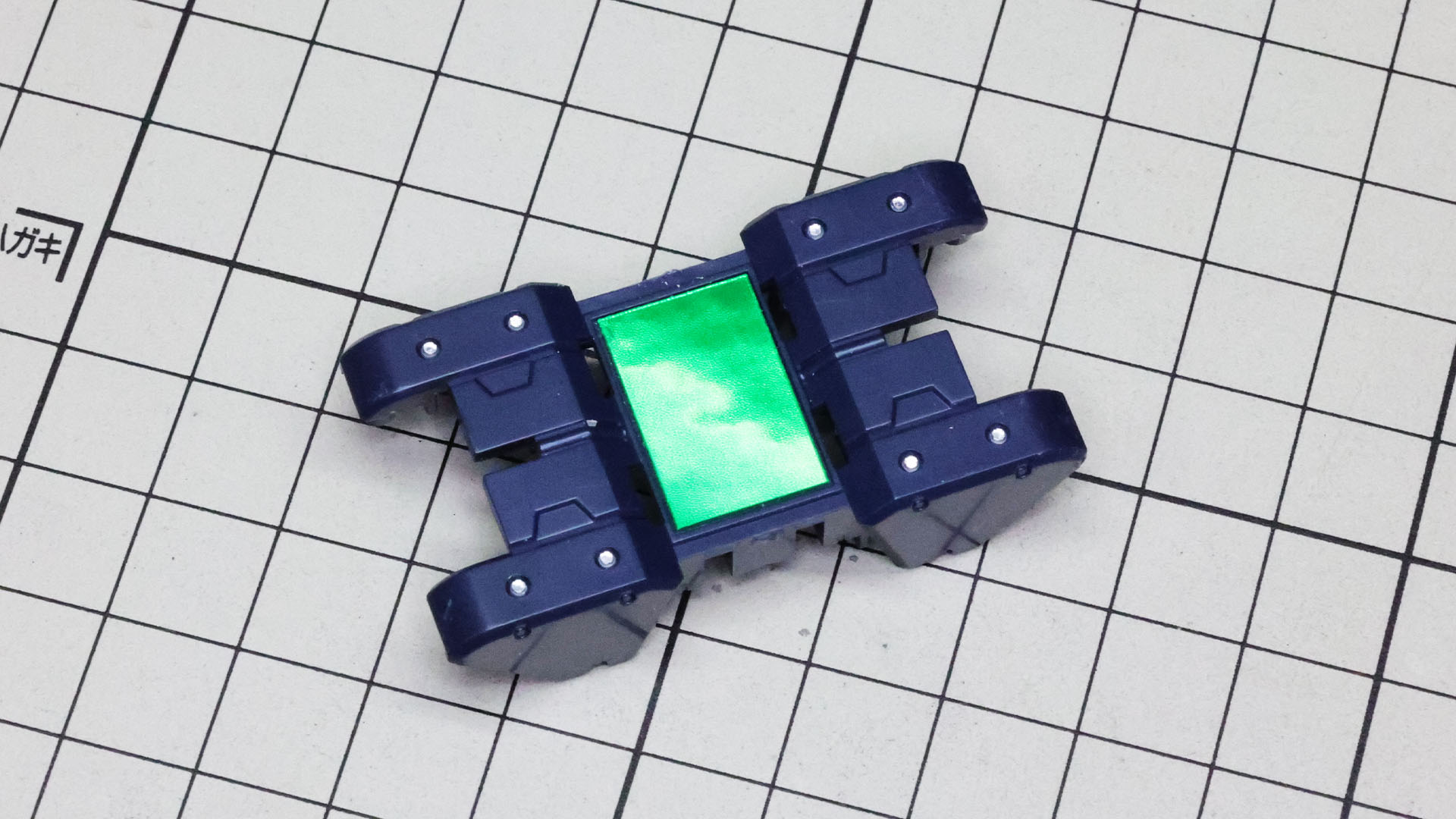 基部内側のメカフレームにメタリック3Dシールを貼りこみます