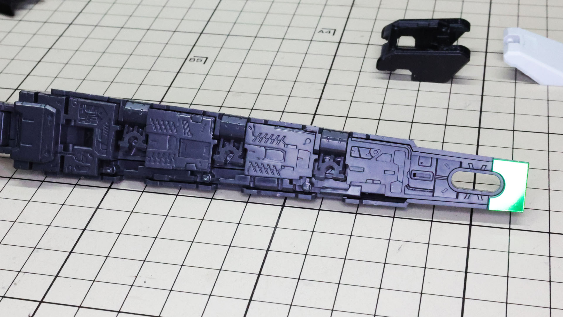 先端にメタリック3Dシールを貼ります