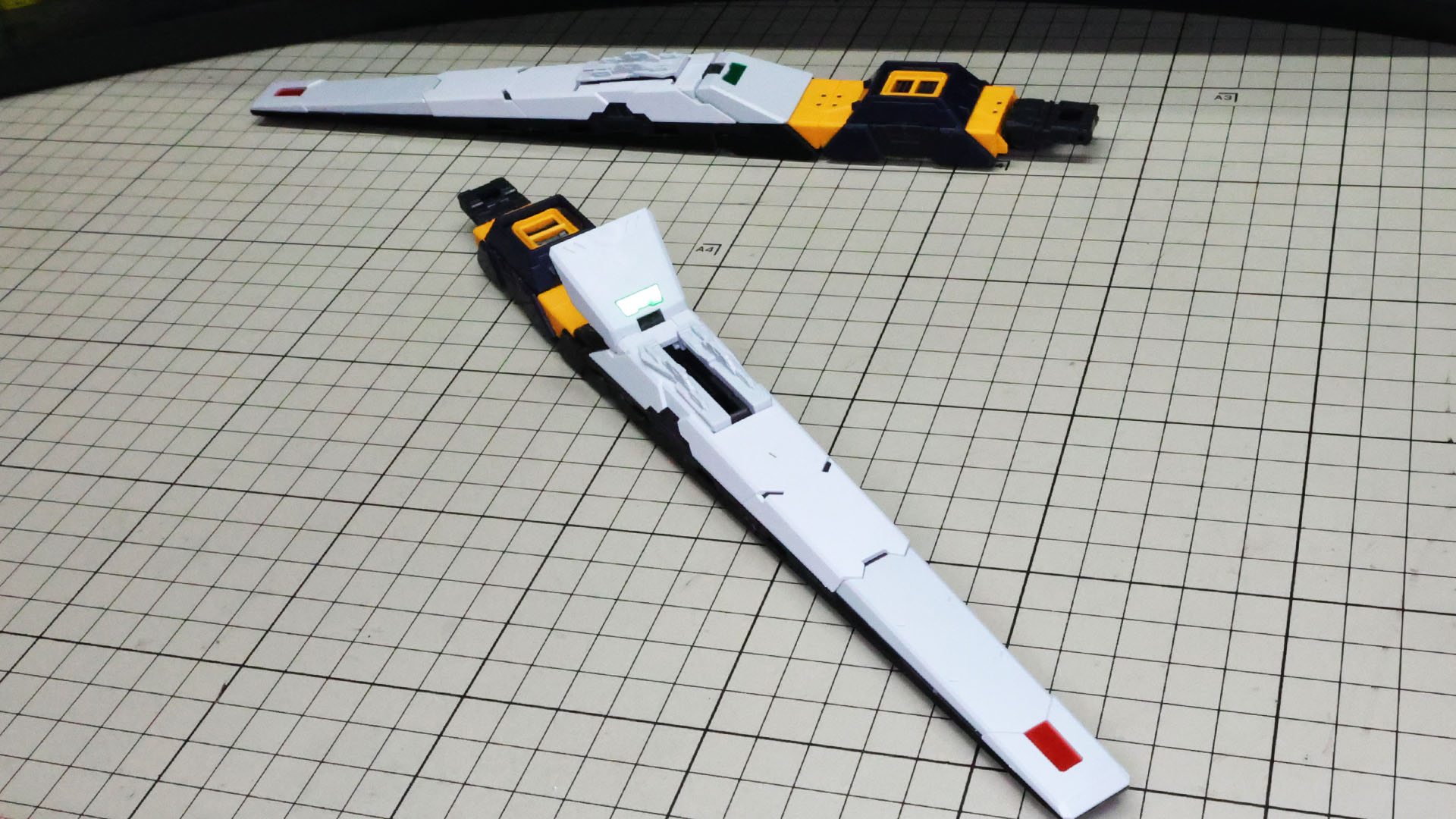 先端やフラップにメタリック3Dシールを貼ります