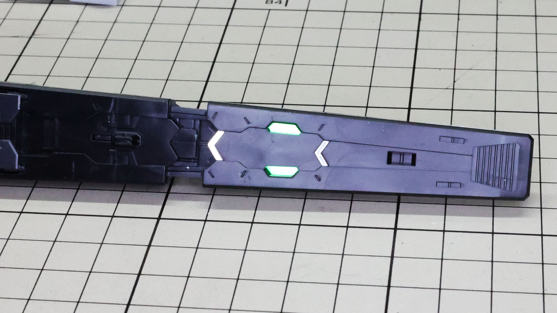 上側同様に伸縮部とメタリック3Dシールを貼ります