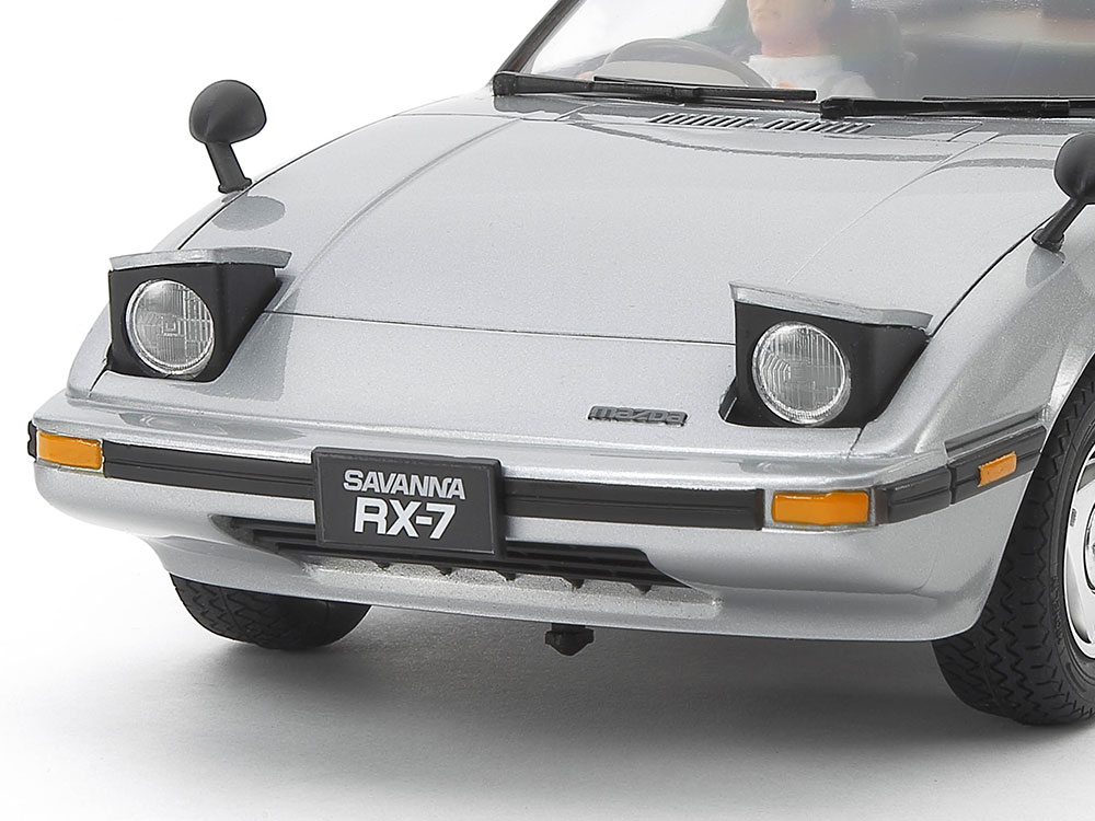 シャーシ下面のレバーを引くとリトラクタブルヘッドライトがポップアップ