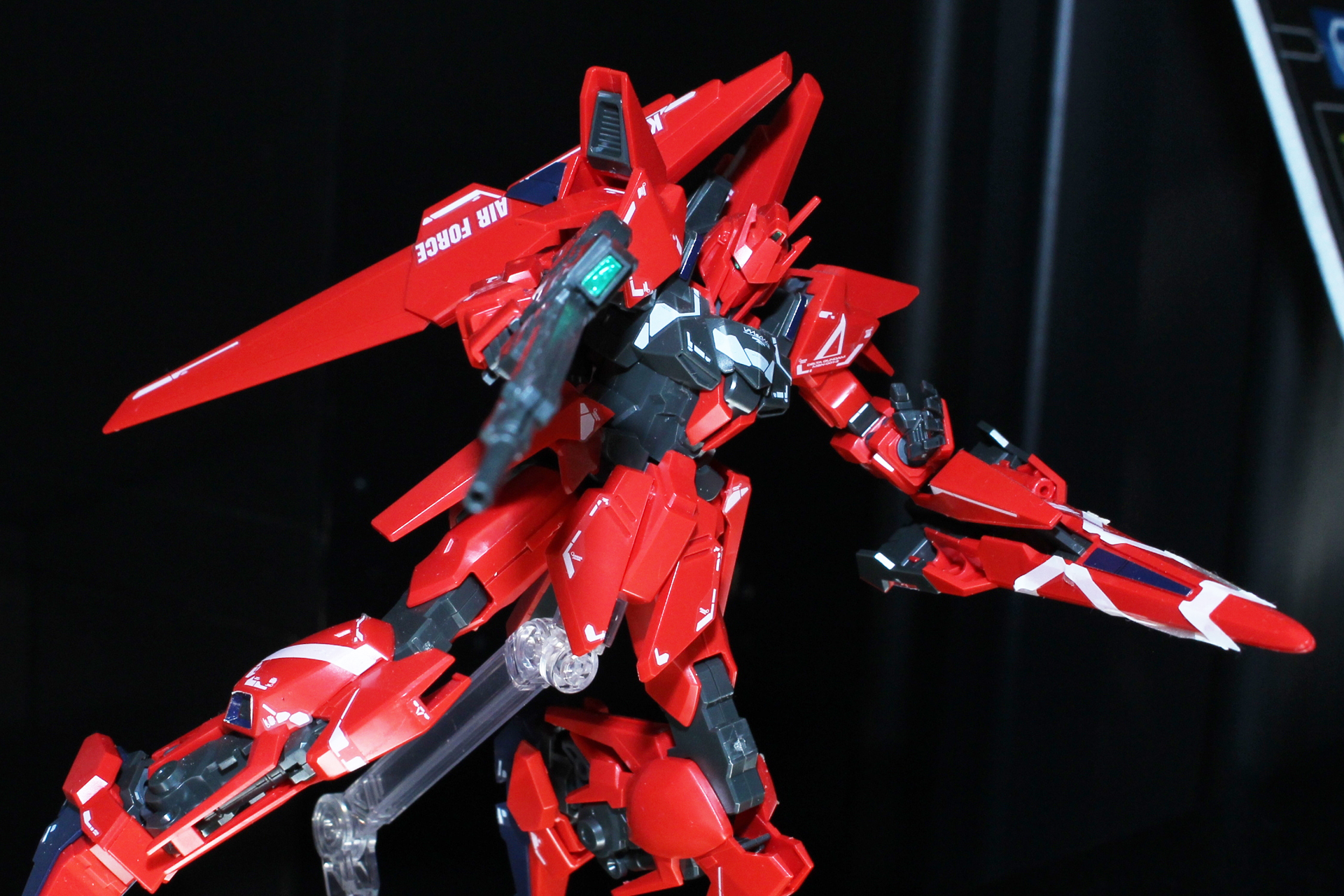 赤と黒の機体に白いマーキングが映える