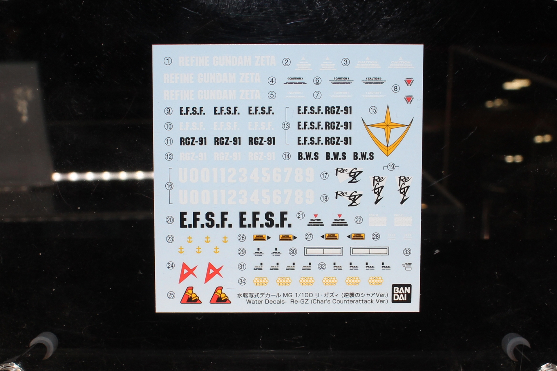 キットオリジナルの水転写デカールも付属