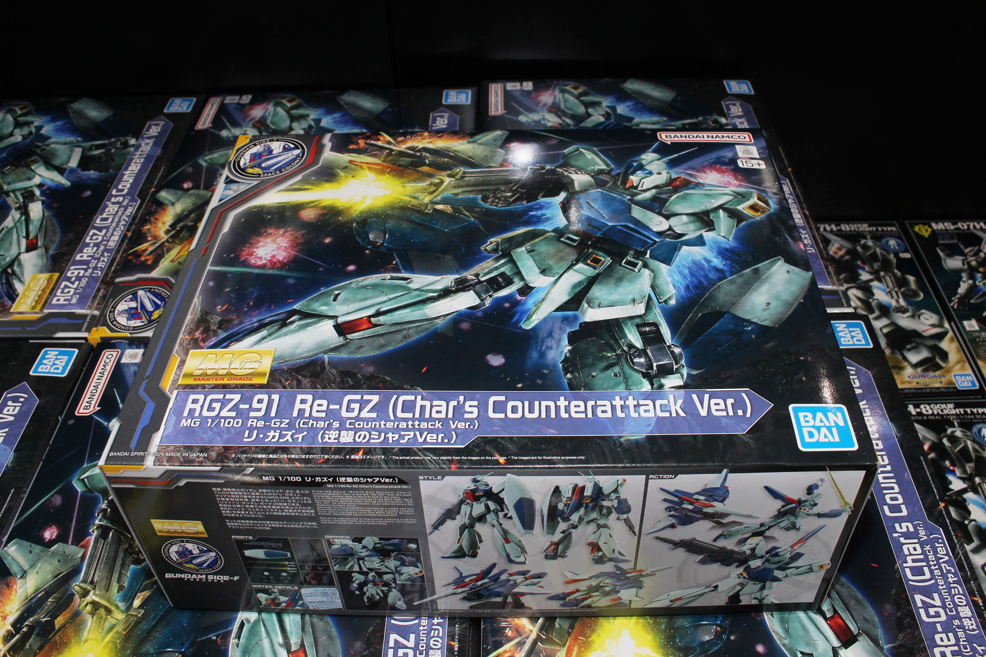 パッケージもかなり大きめ。普段はGUNDAM SIDE-Fで販売している