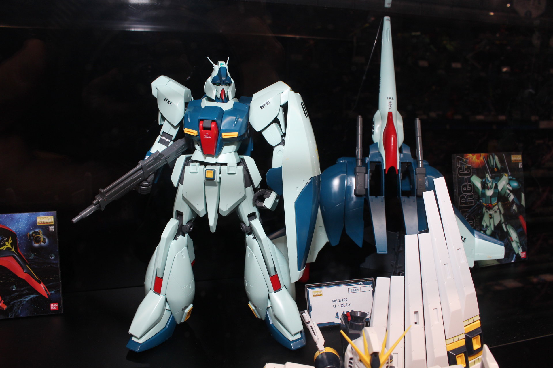 こちらは別途展示されていた「MG RGZ-91 リ・ガズィ」。プロポーションが若干異なる