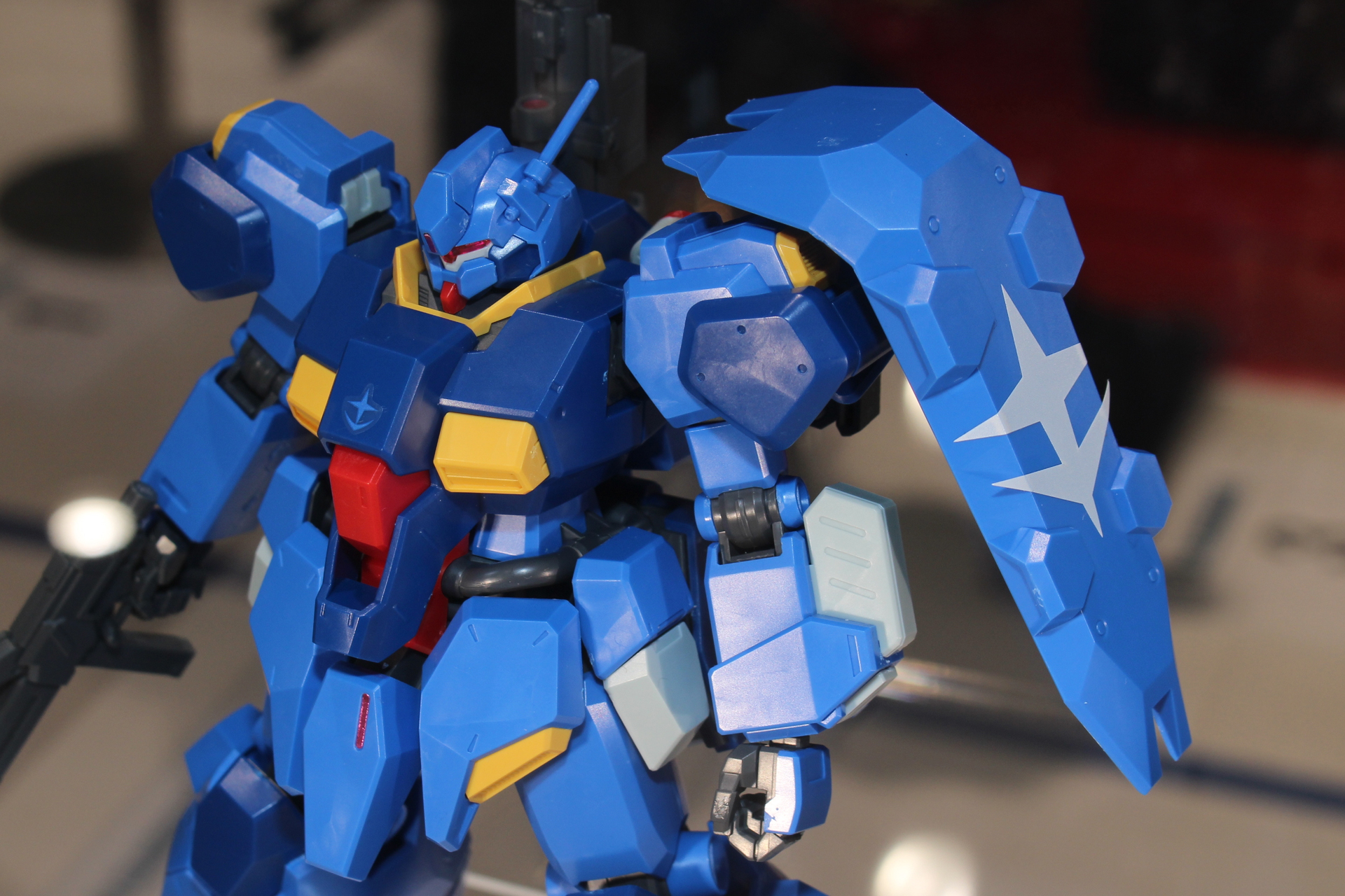 シールドは可動軸のあるアームで自在に可動する