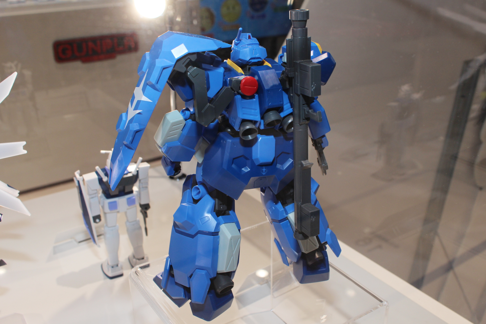 ビーム・ライフルやバズーカはバックパックに懸架可能だ