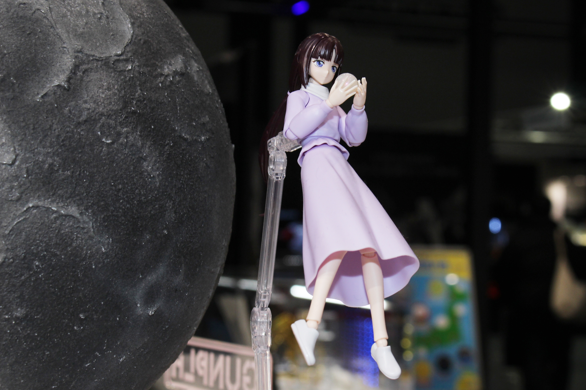 ガンダムベース東京では、月を背景にサンプルが飾られていた