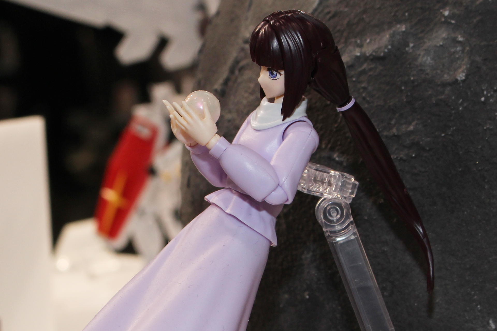 手に持たせることができるD.O.M.E.は、光沢のあるパール成形