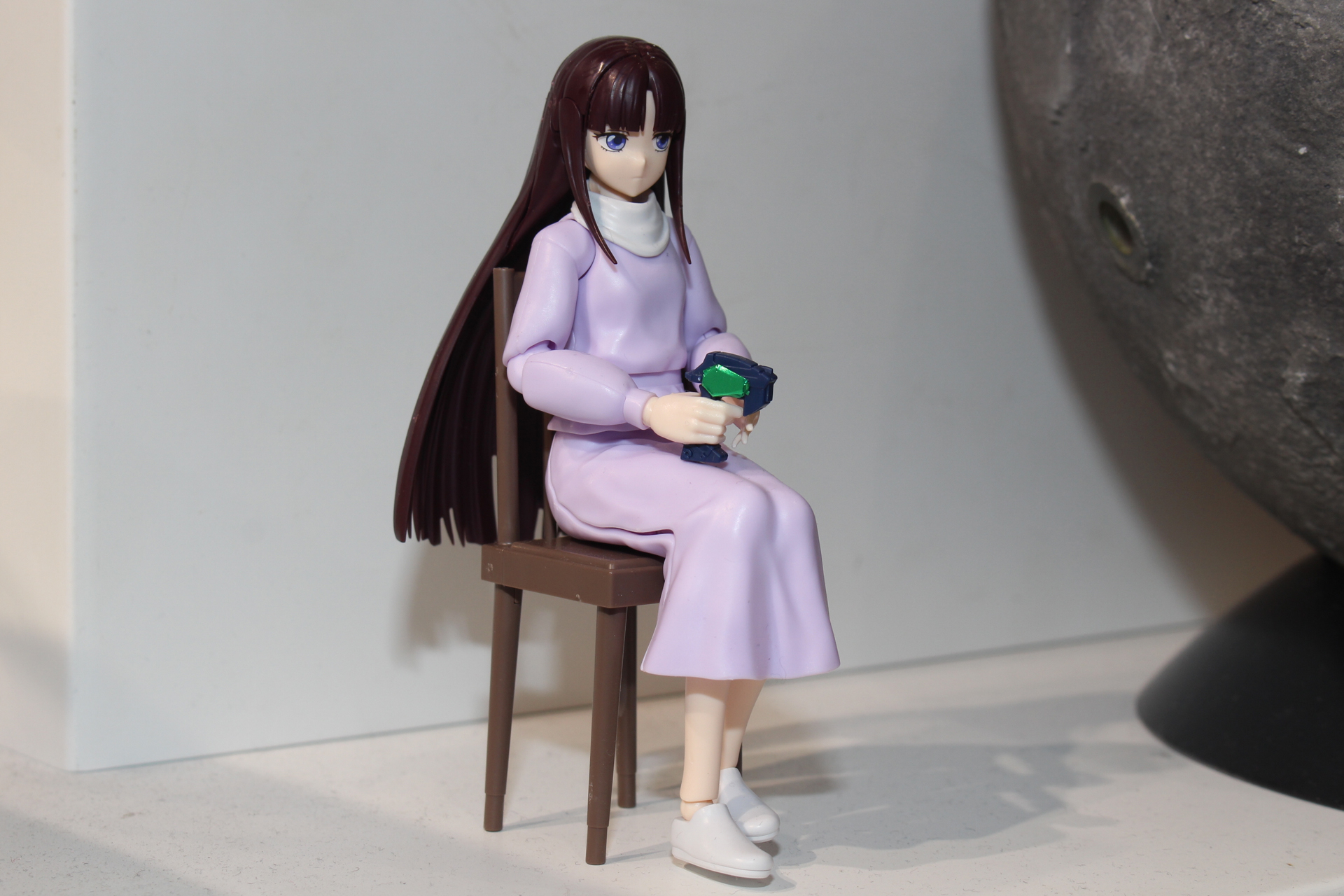 専用の椅子と座った姿を表現する下半身パーツも付属。こちらは髪を下ろしたヘアスタイルパーツを使った作例