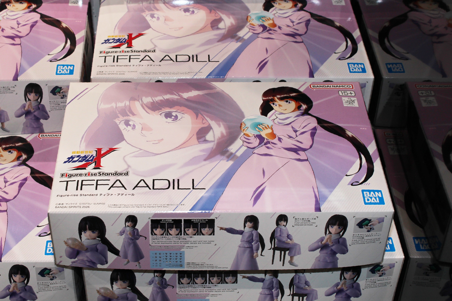 D.O.M.E.を持つ姿が描かれたパッケージ