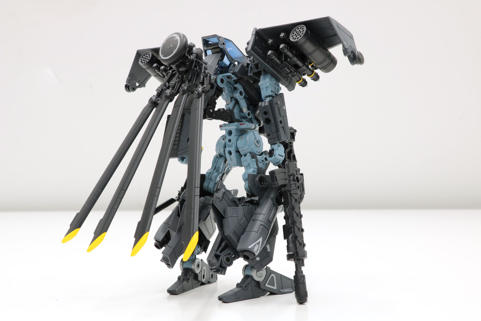 畳んだ回転翼やスマートながらシリンダーの力強いメカディテール
