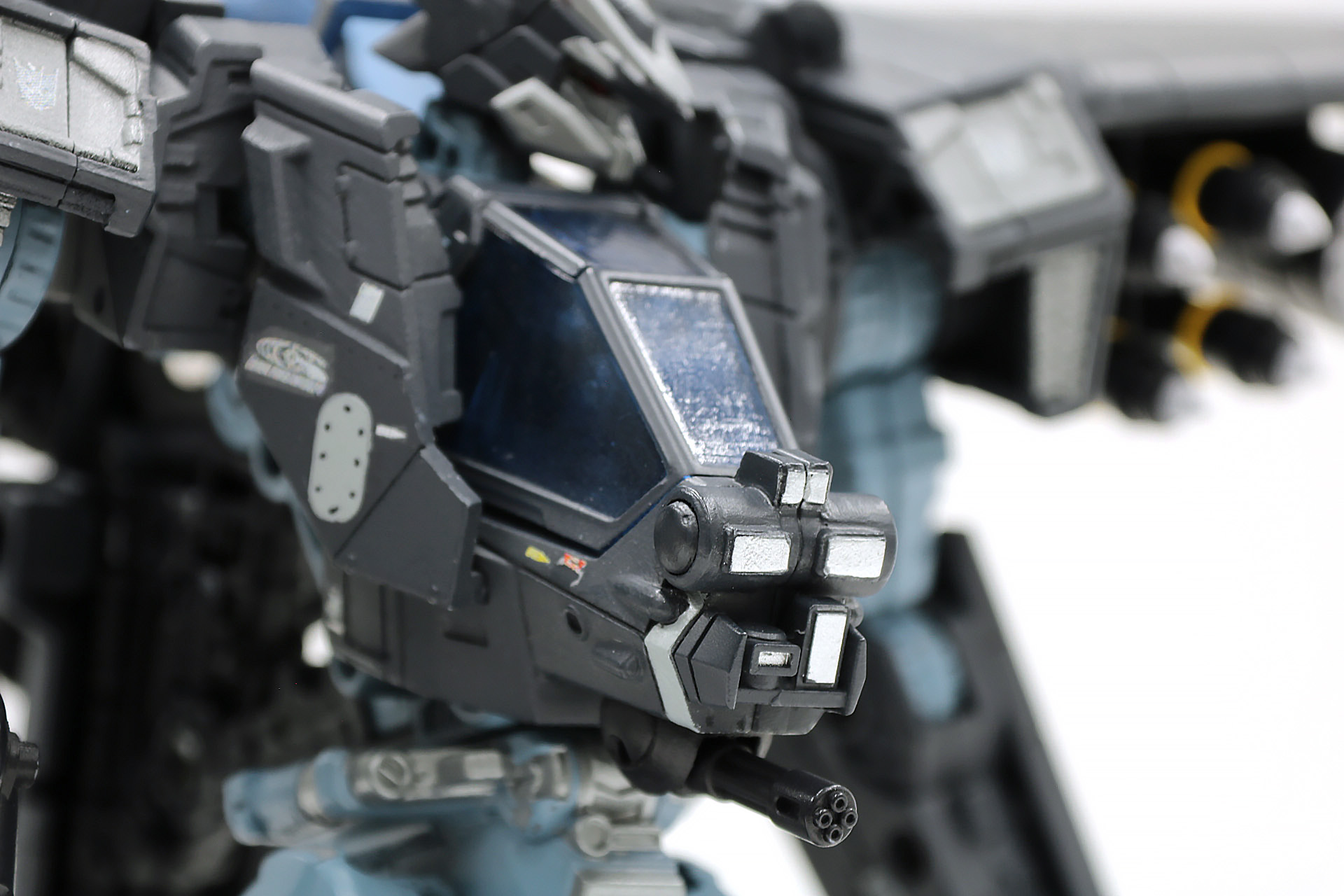 ブラックアウトの機首に装備されたセンサー群もロボットモード時でも機能を発揮