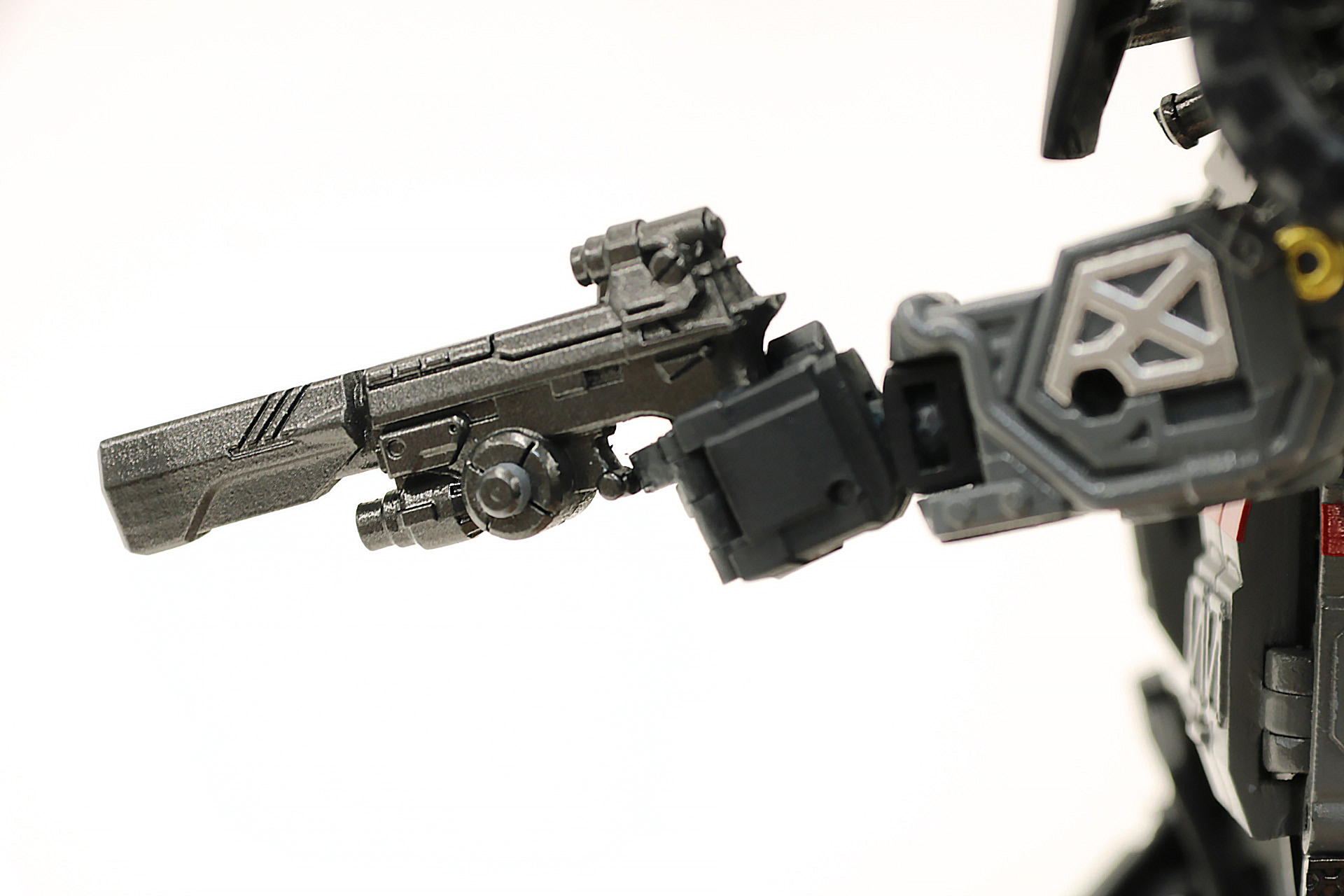 ハンドガンを自然な形で持たせることができる