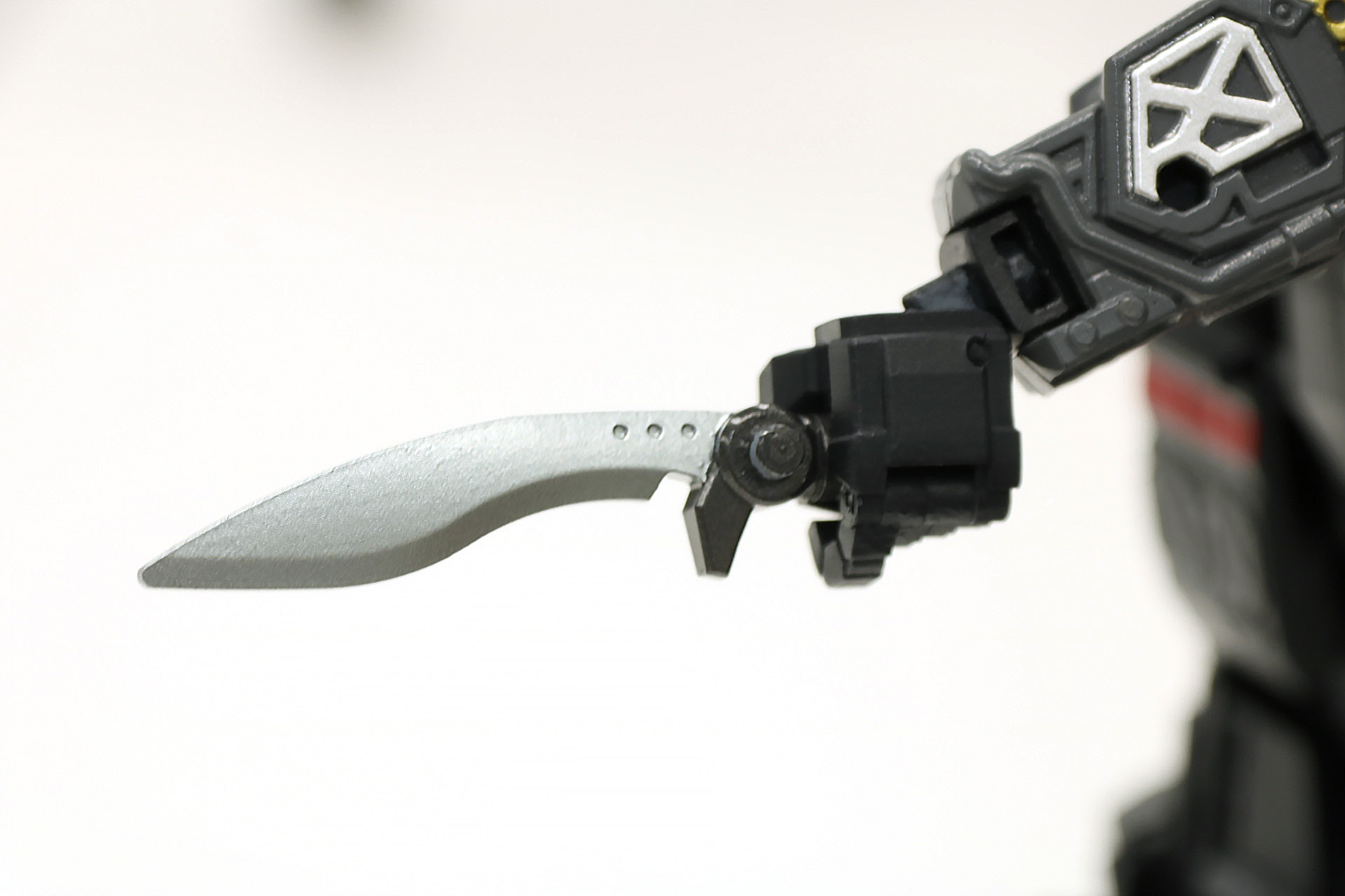 アーミーナイフも様々な構えができる