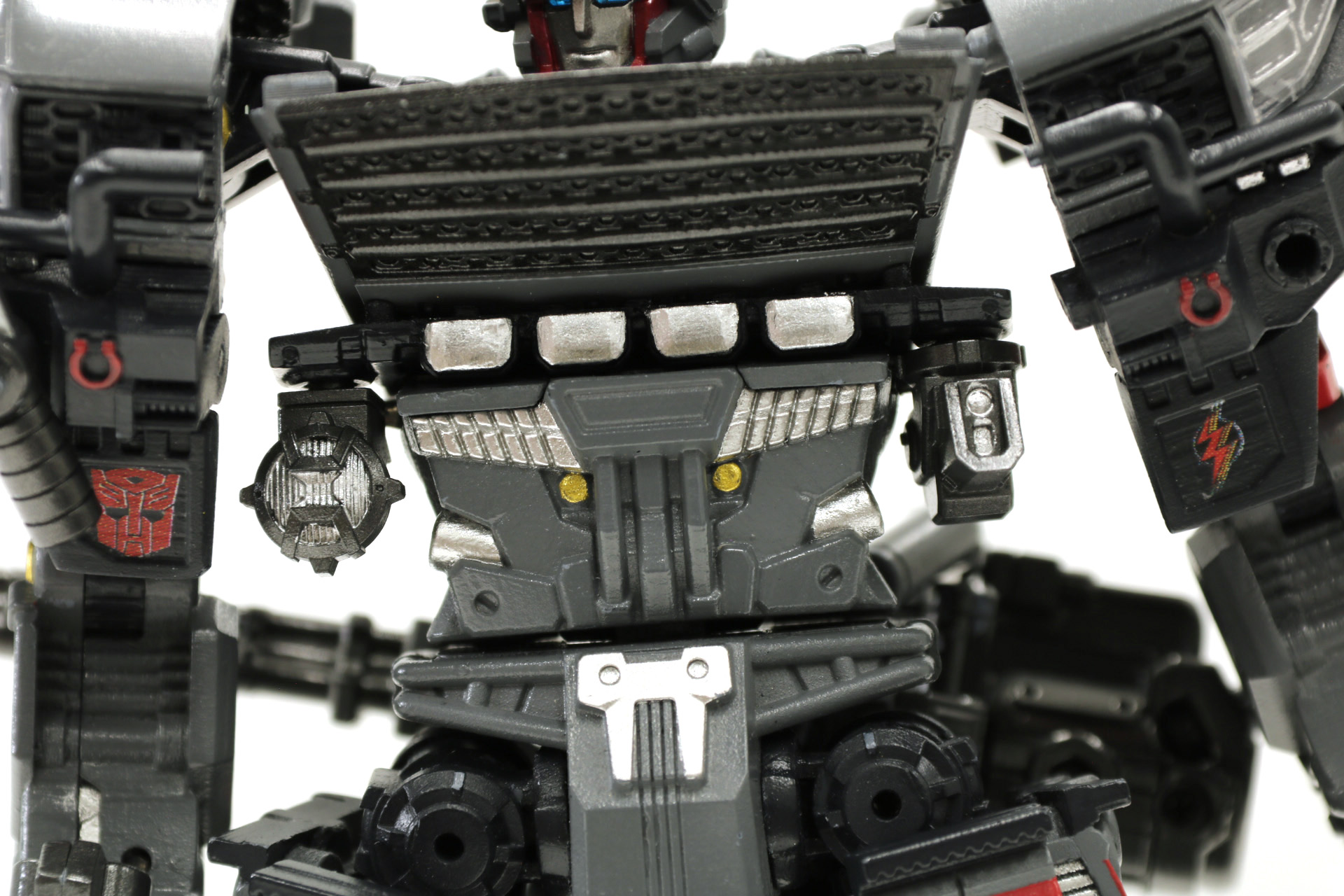 アイアンハイドのライトも前面に配置され、オプション装備ながら位置も考えられている