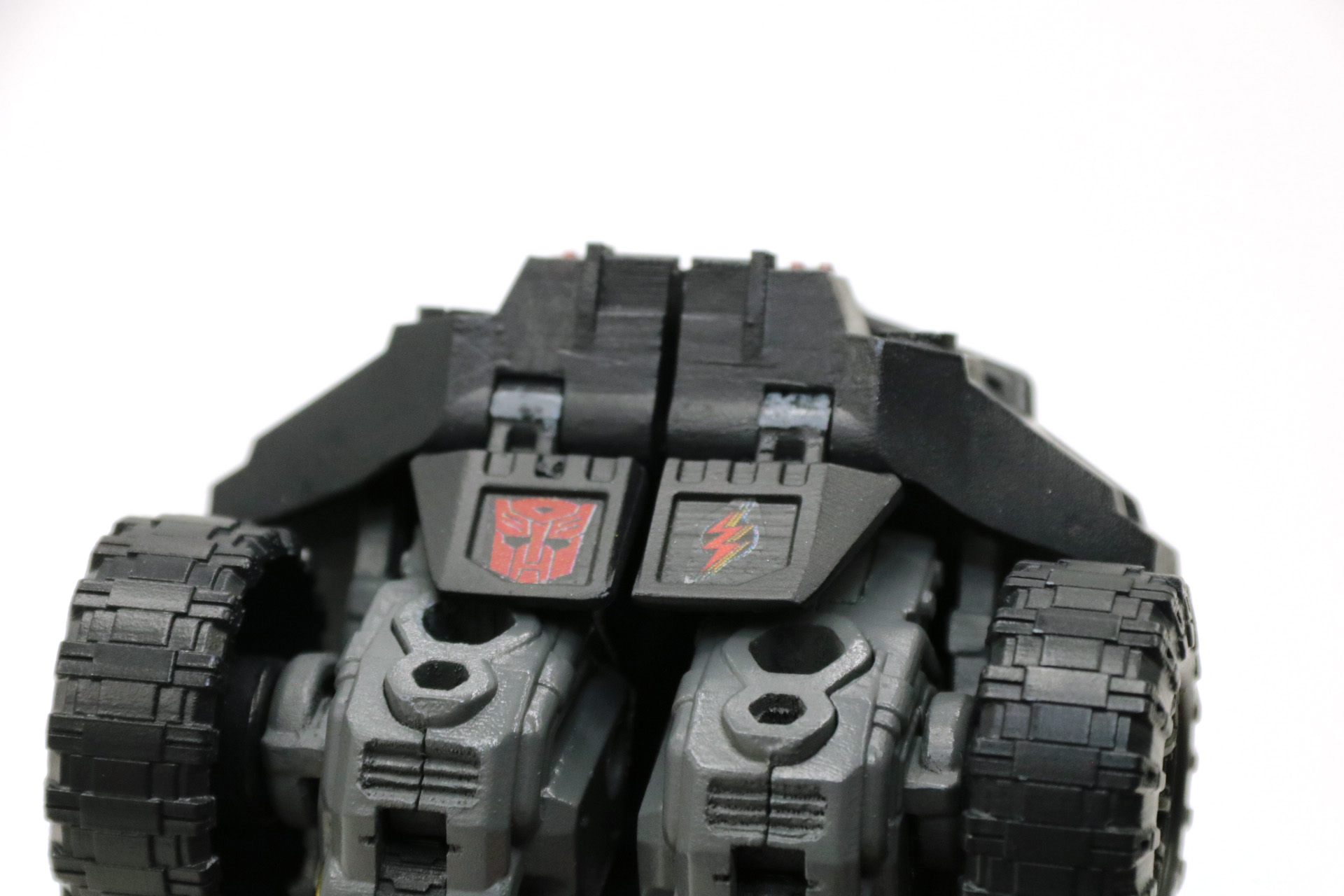 アイアンハイドはバンパーの裏に隠すようにオートボットと部隊のエンブレムが入っている