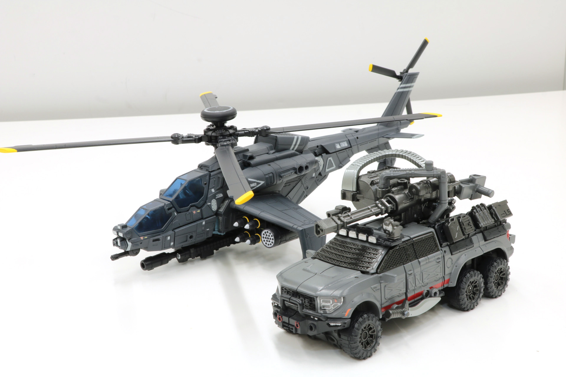 タクティカルなビークルモードからロボットモードへトランスフォームする「OVERGEAR」シリーズ