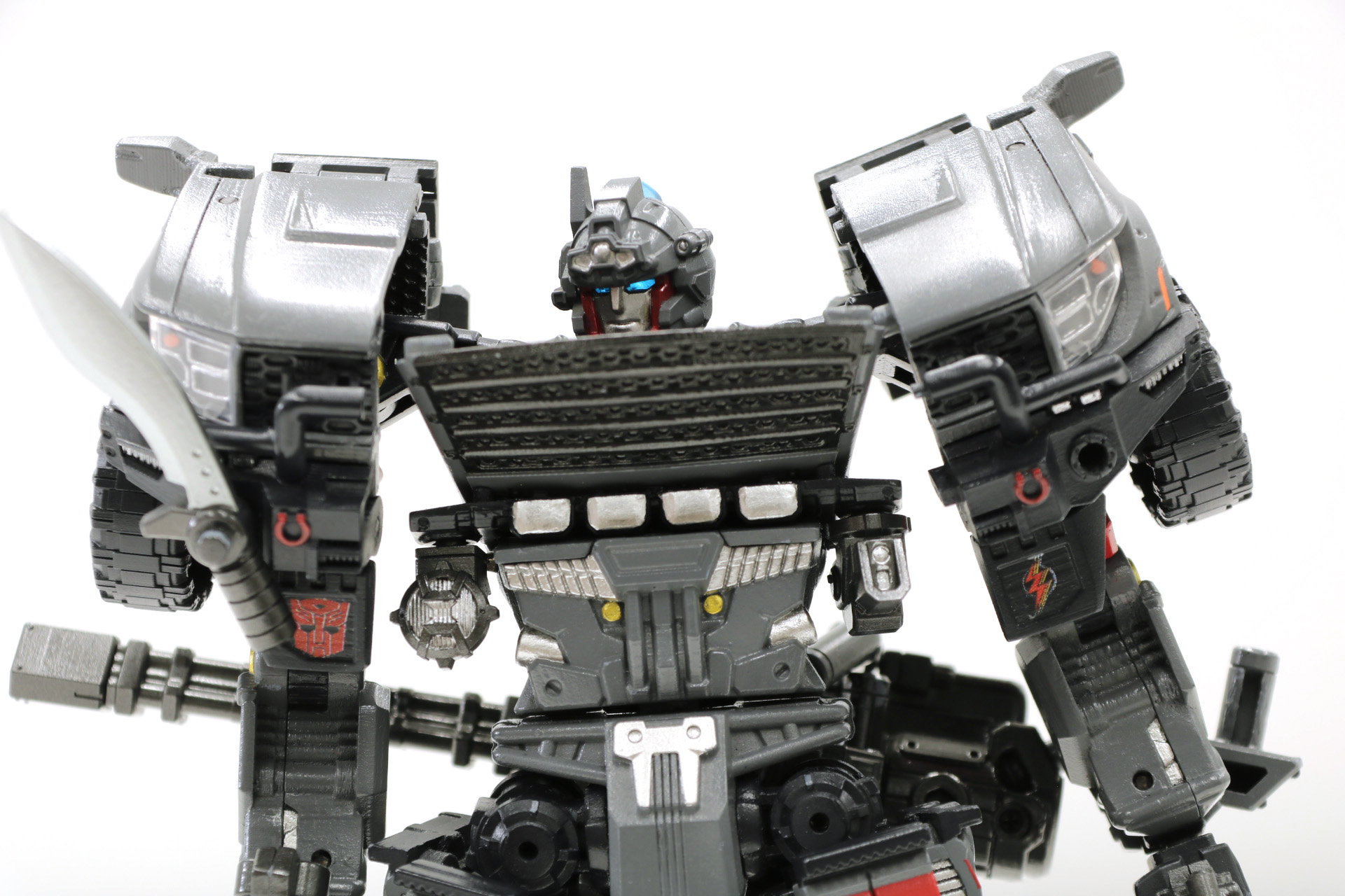 ロボットモード時にはエンブレムが見えるようになっている