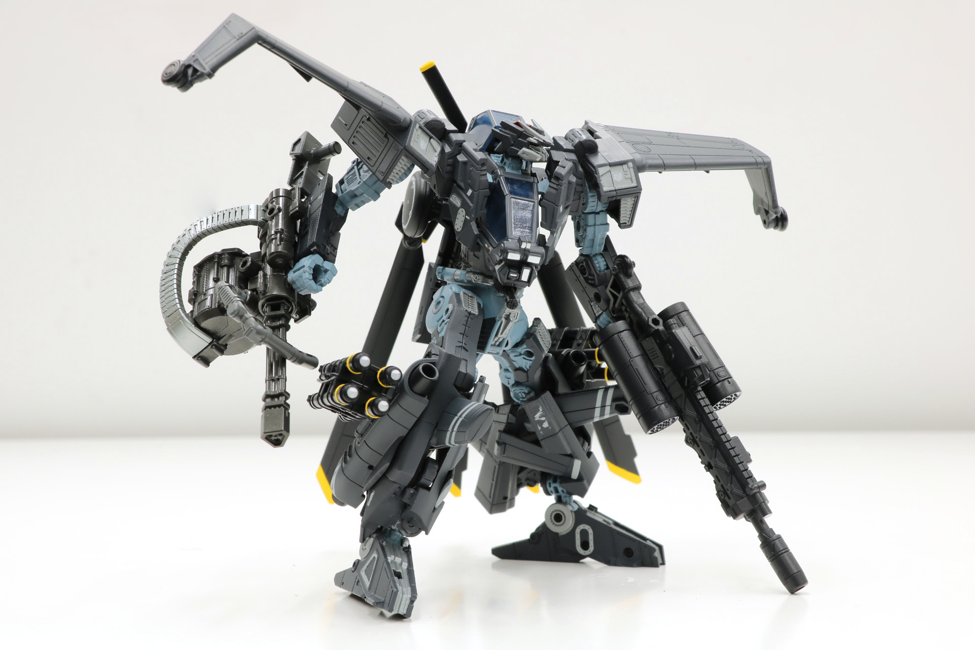 アイアンハイドのガトリングを持つブラックアウト