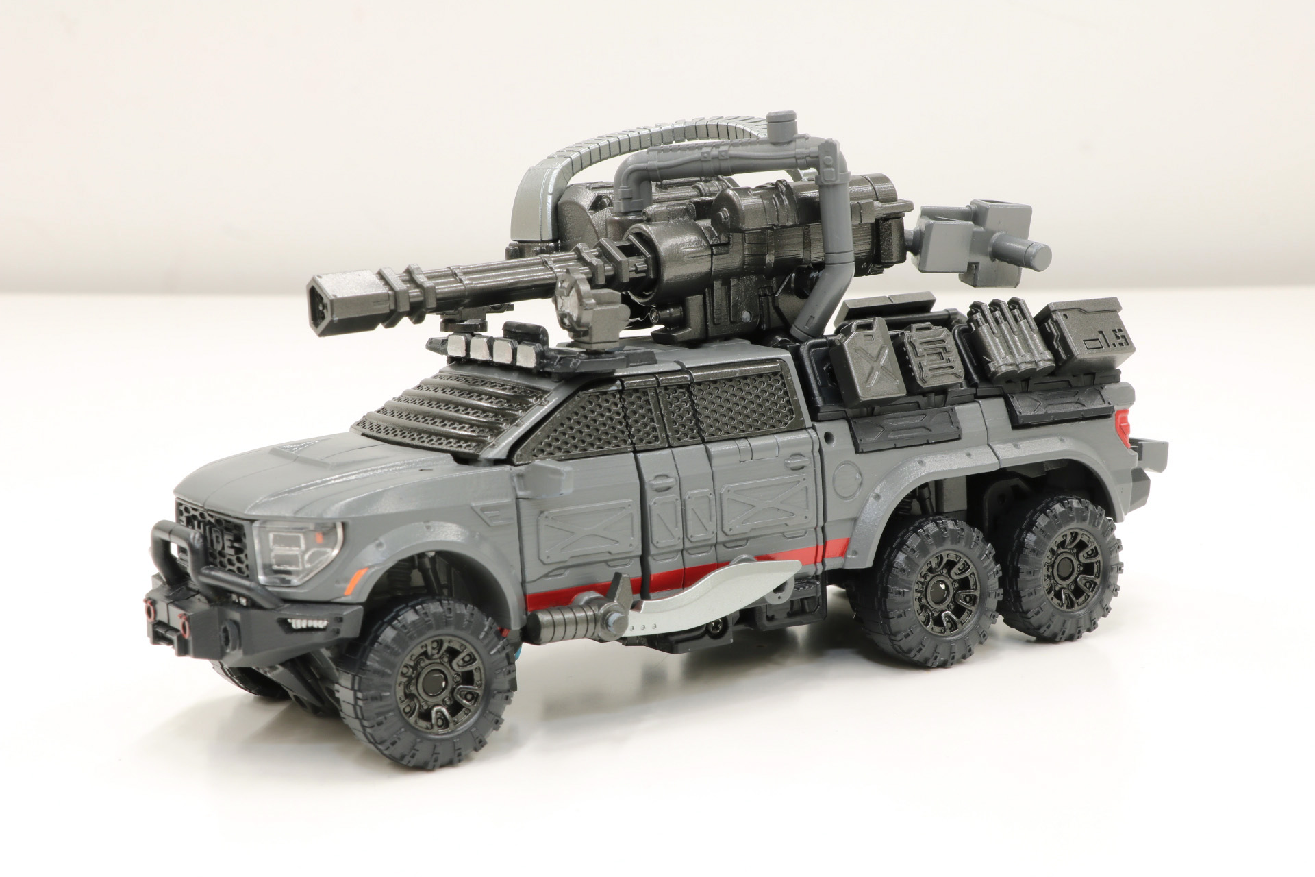 カスタムされたピックアップトラックで、6輪の武骨なデザイン