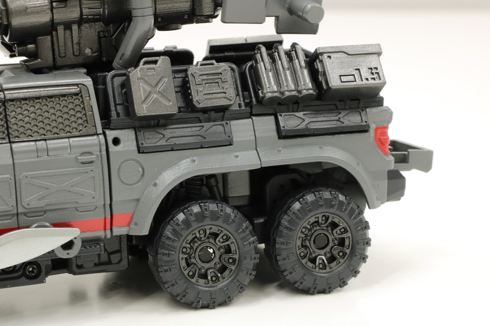 荷台の側面に弾薬などをマウント