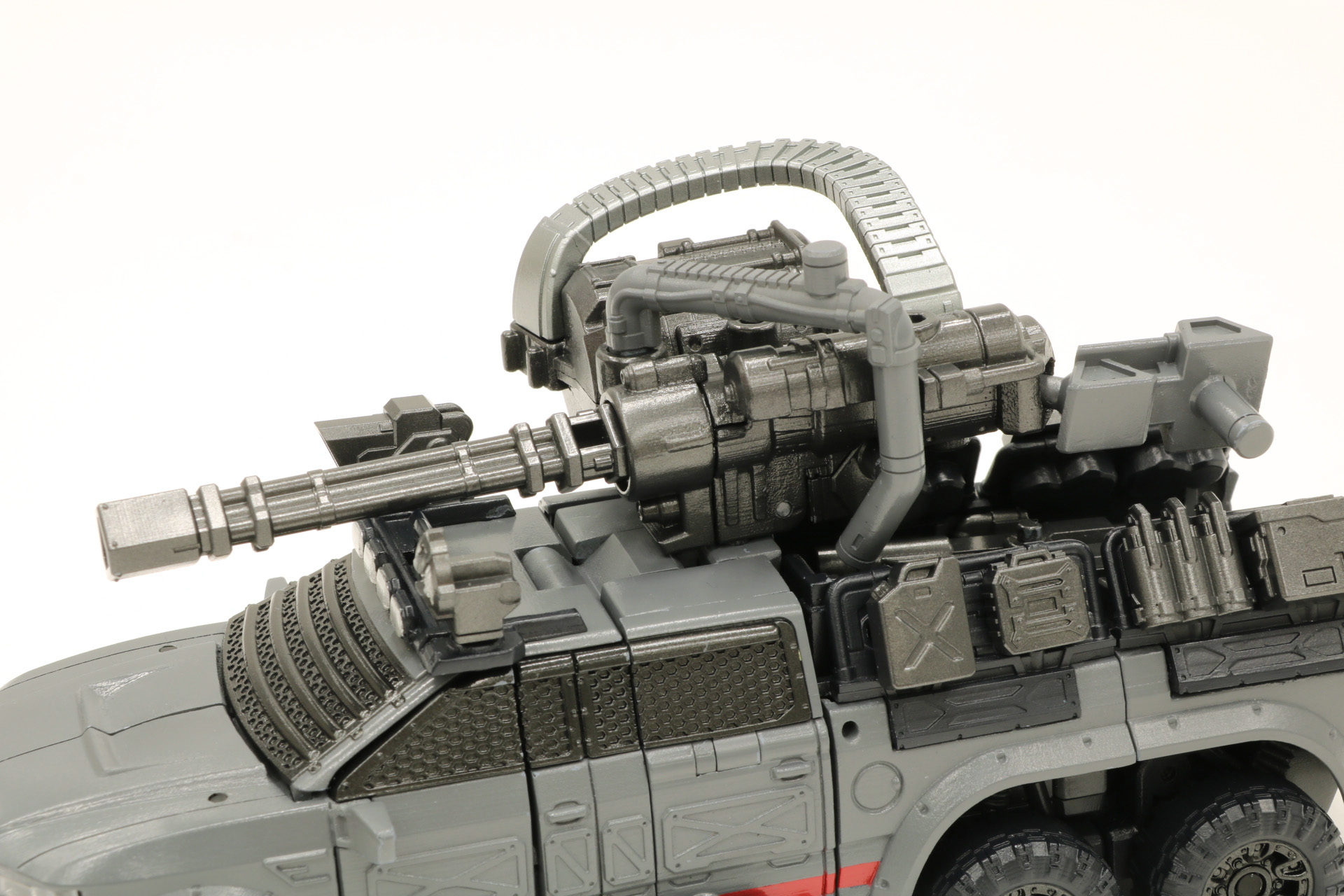 大型のガトリングを荷台に積載