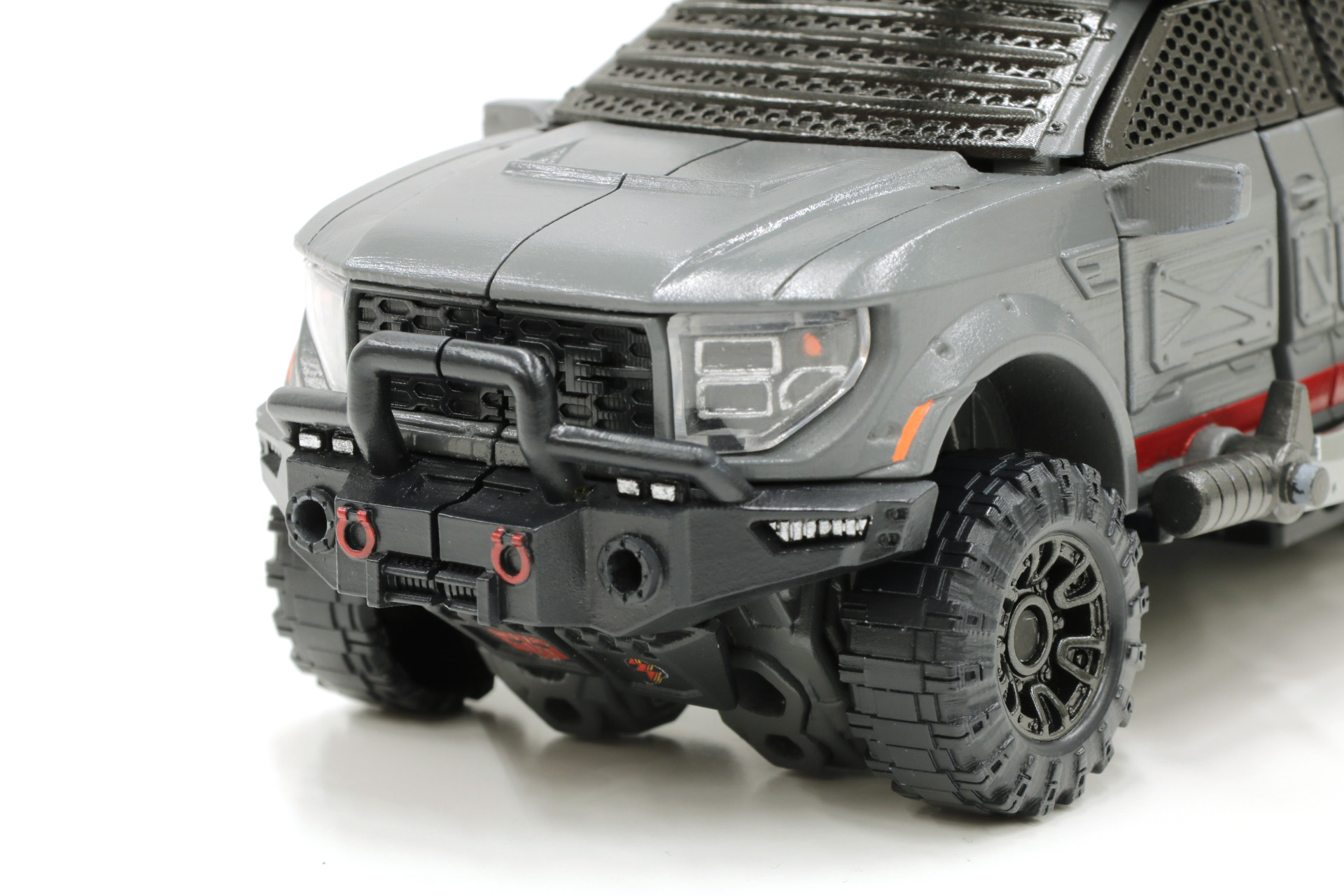 厳ついフロントデザインに頑強なバンパー