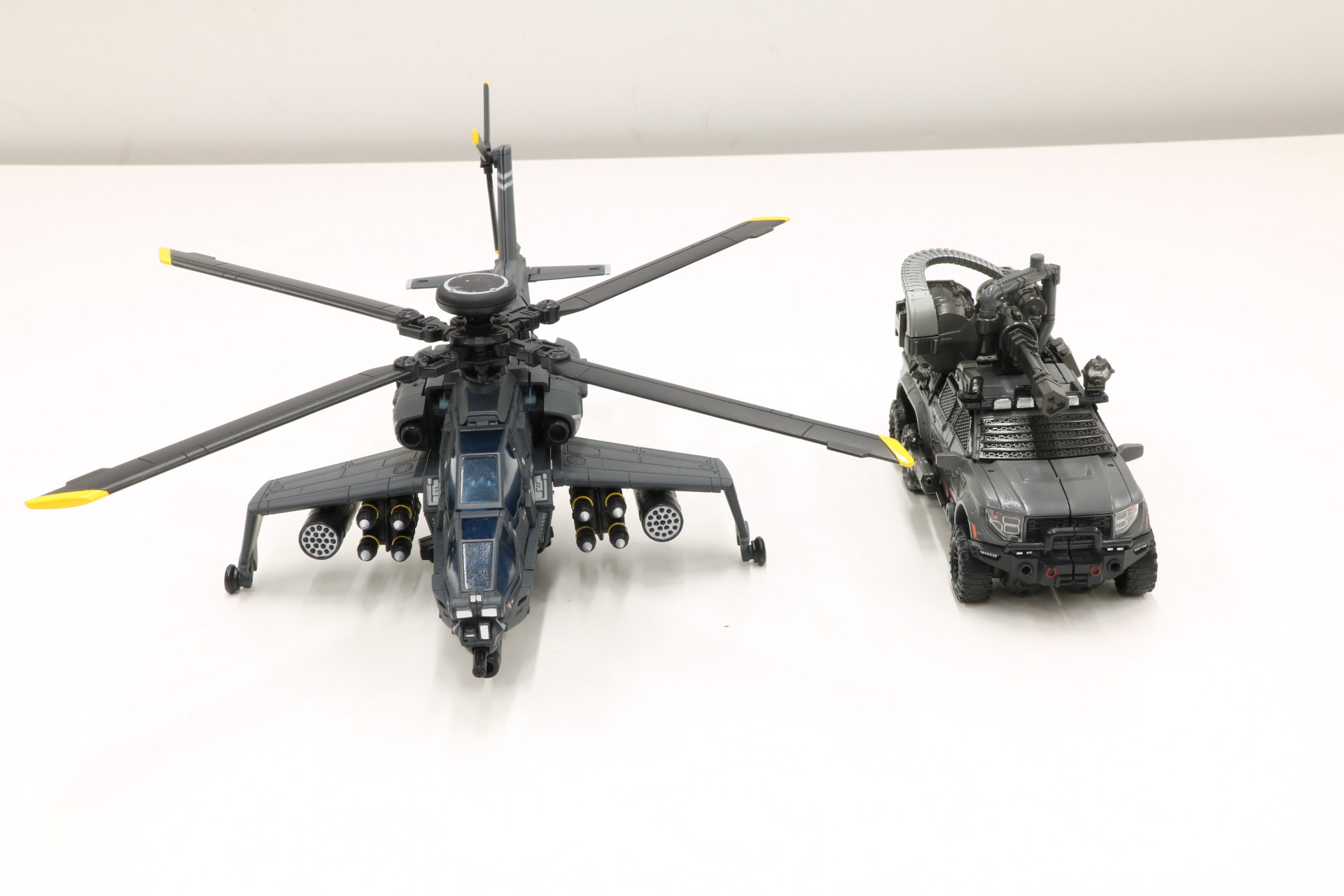 ロボットモードでは「アイアンハイド」（左）と「ブラックアウト」（右）でほぼ同じくらいの高さになる