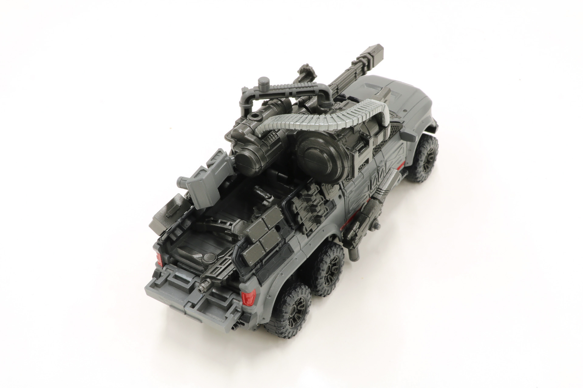 オープンデッキには、3㎜ジョイントを使ってサブマシンガンやハンドガンなどの武器を乗せることができる。また、リアゲートの開閉も可能