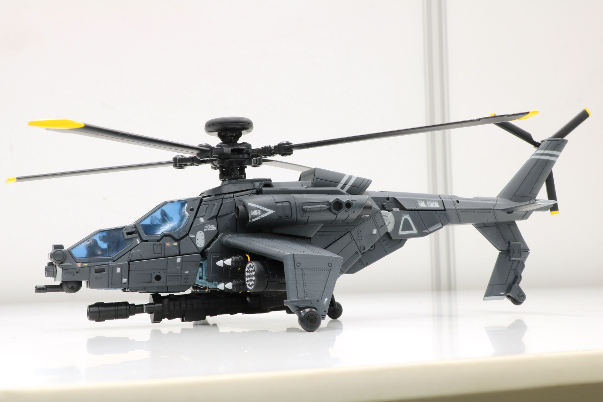 「OVERGEAR OG-02 ブラックアウト」ビークルモード