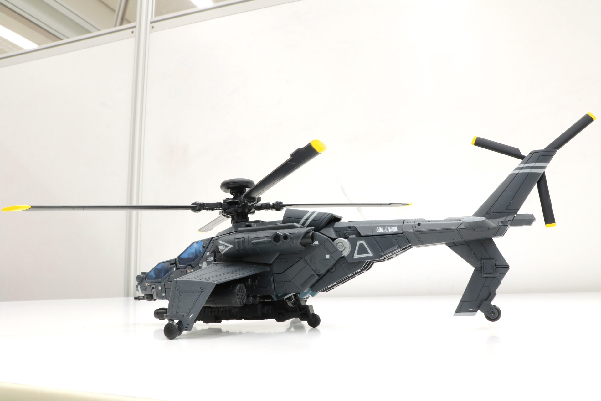 攻撃ヘリの大型シルエットで存在感抜群