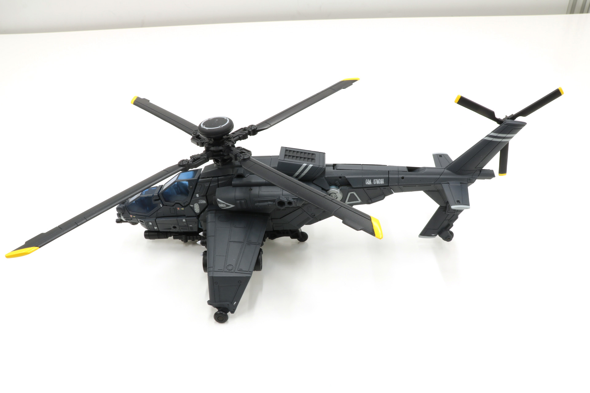 上部のエンジンや小翼のパネルラインなども細かく造形