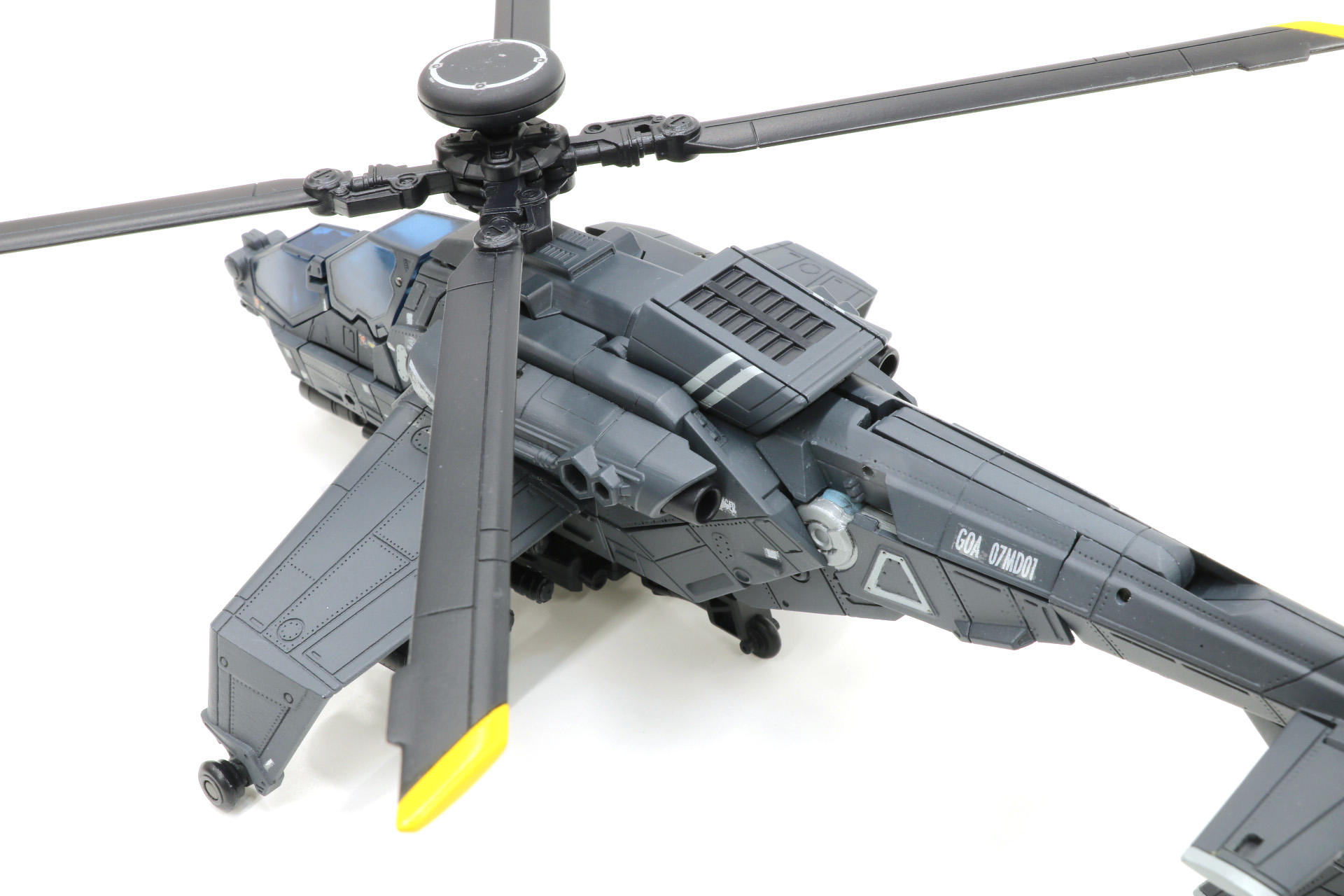 上部のエンジンや小翼のパネルラインなども細かく造形