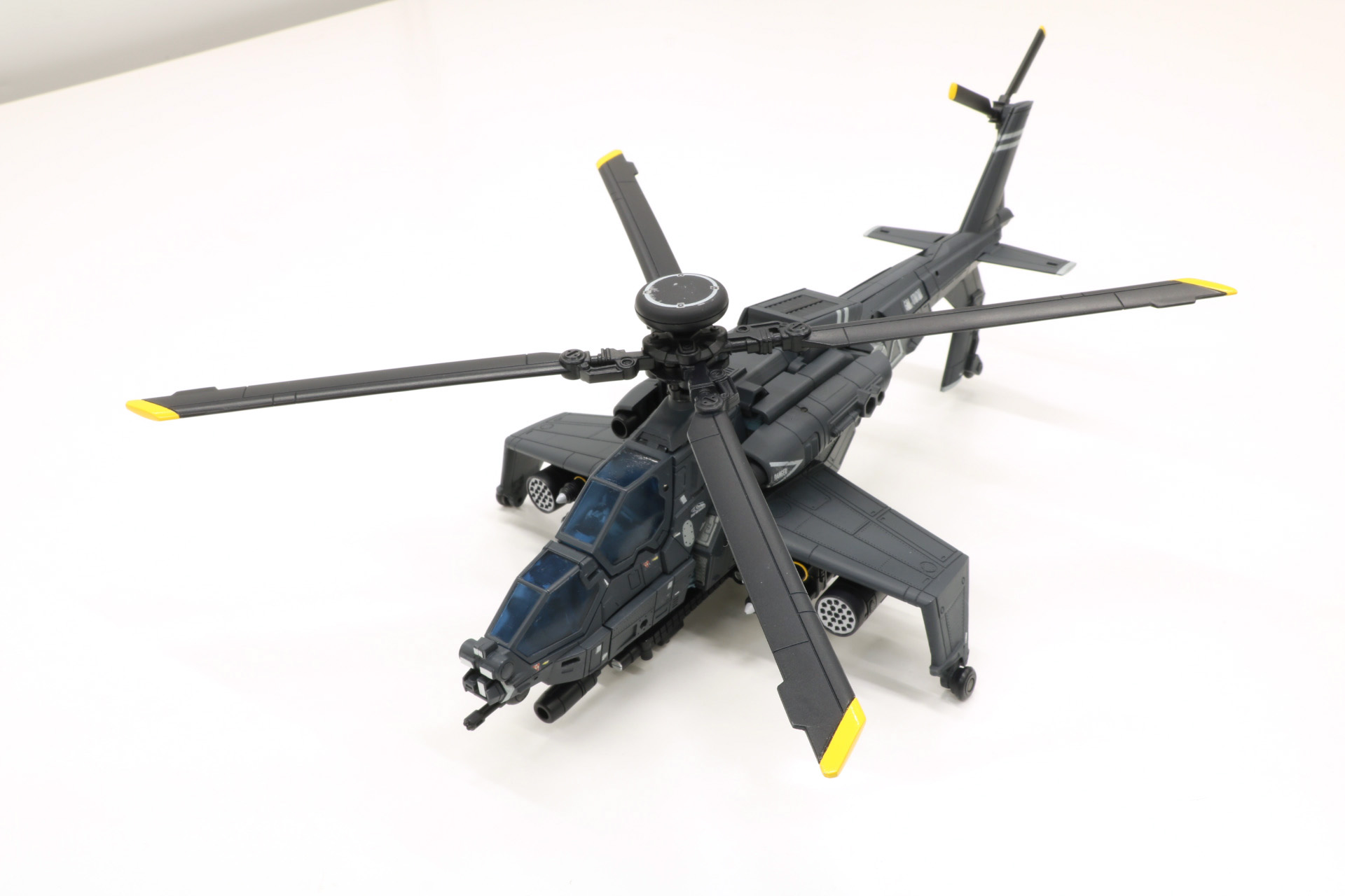 上部のエンジンや小翼のパネルラインなども細かく造形