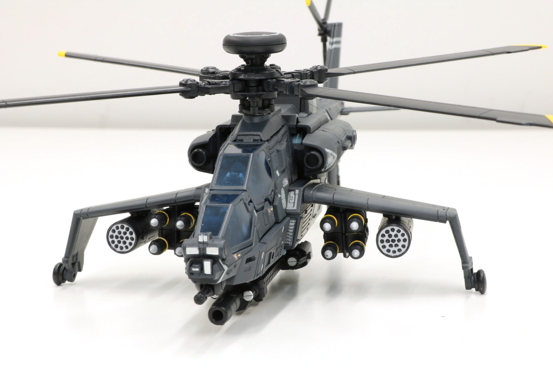 小翼にミサイルなどを装備可能。また、底面にアサルトライフルをマウントすることも可能