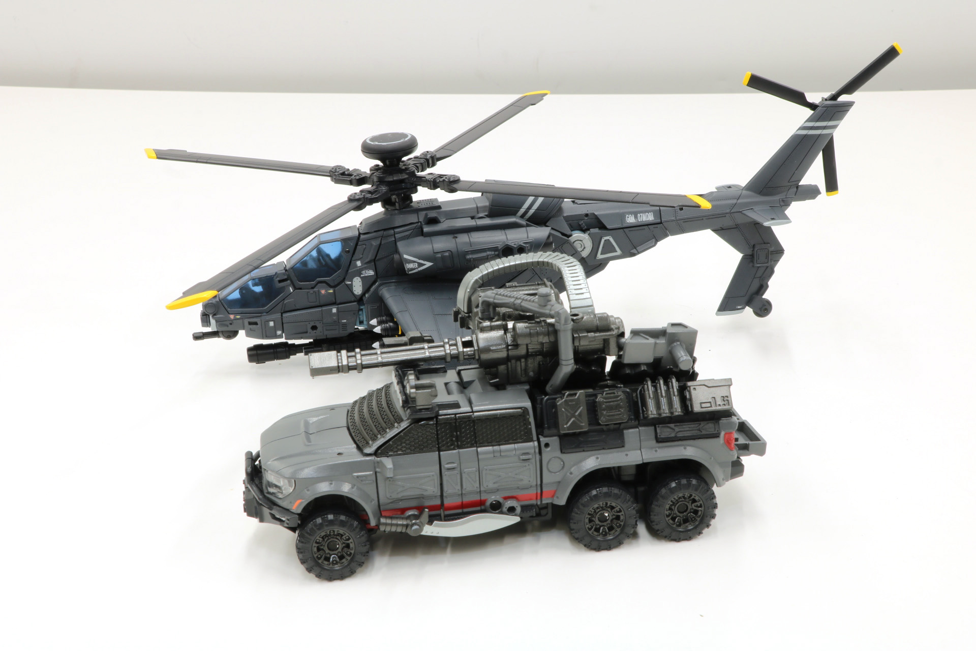 ビークルモードでは「アイアンハイド」（手前）と「ブラックアウト」（奥）で全長や幅のサイズ差が感じられるものとなっている