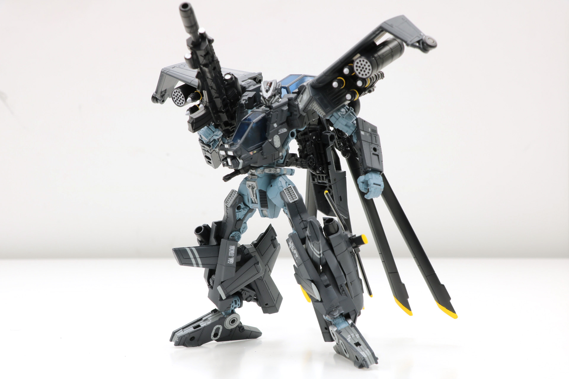 コックピット部分からスコープが展開するギミックを搭載