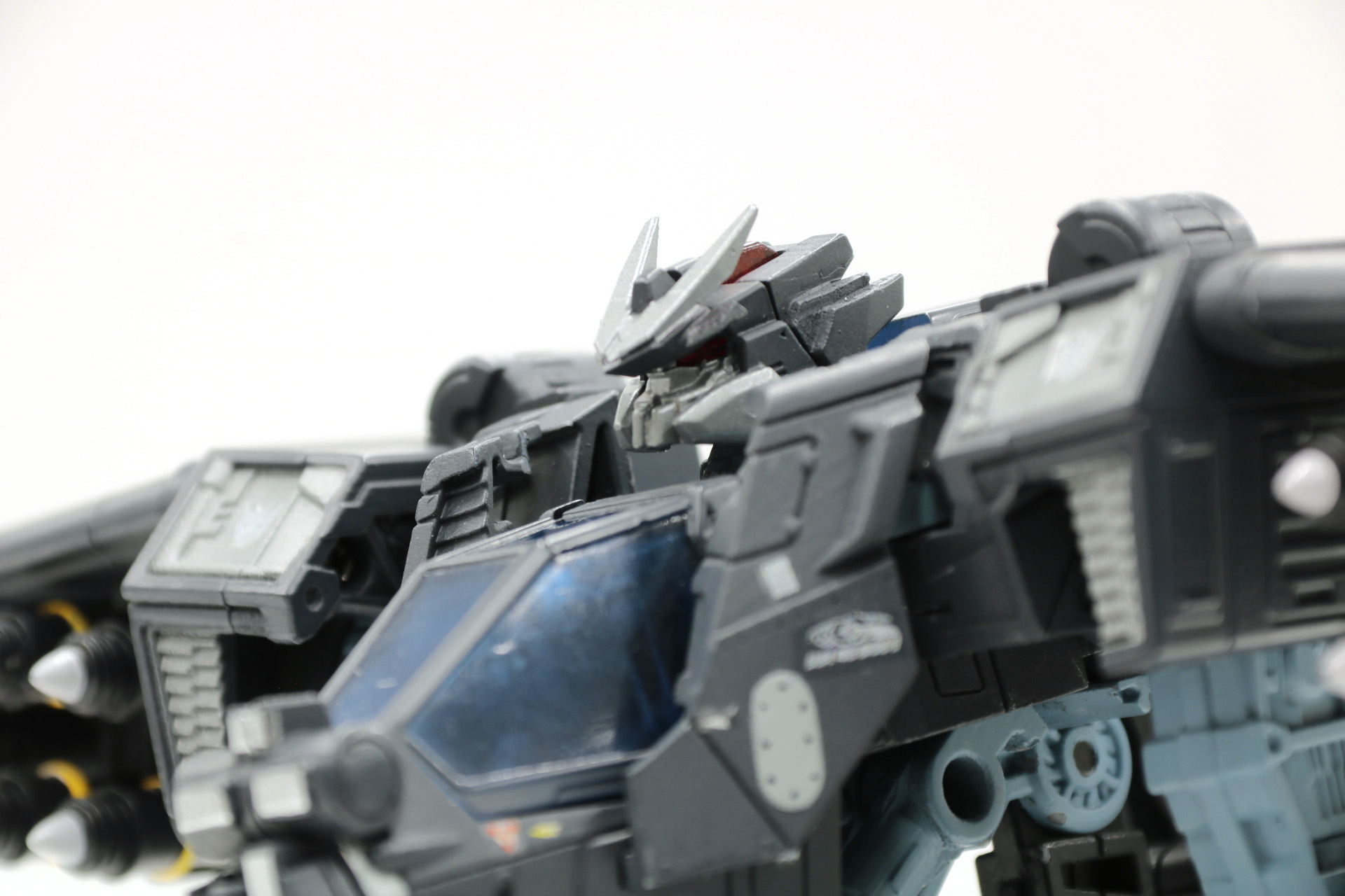 コックピット部分からスコープが展開するギミックを搭載