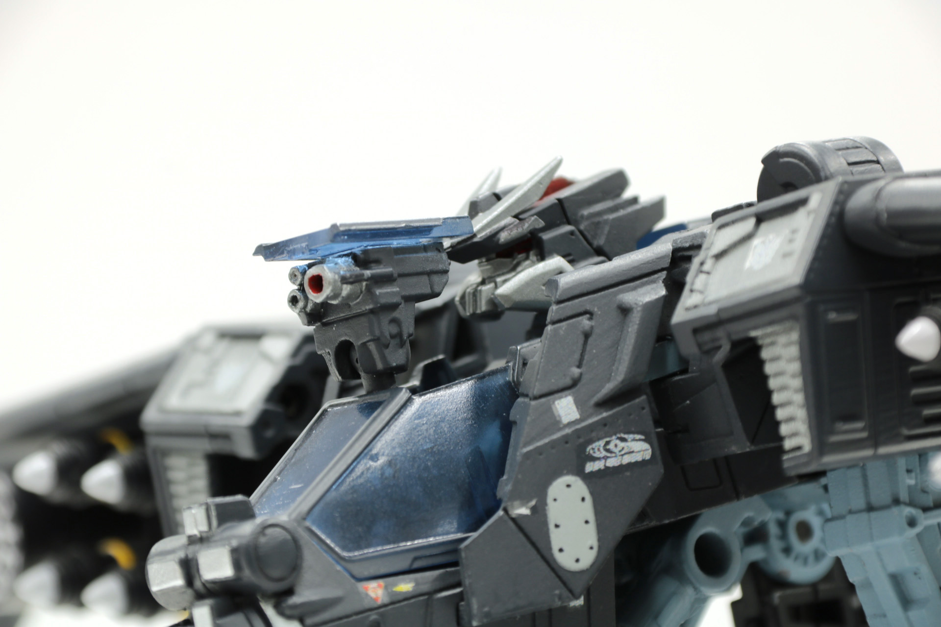 コックピット部分からスコープが展開するギミックを搭載