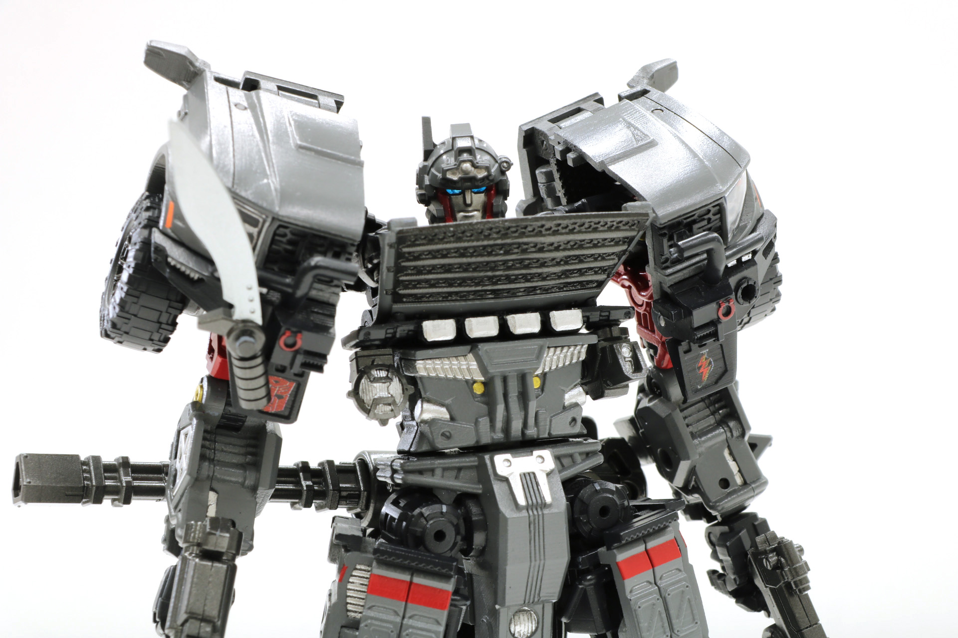 脚部はオープンデッキ部分で構成され、分厚いタイヤや弾薬などを脚部にマウント