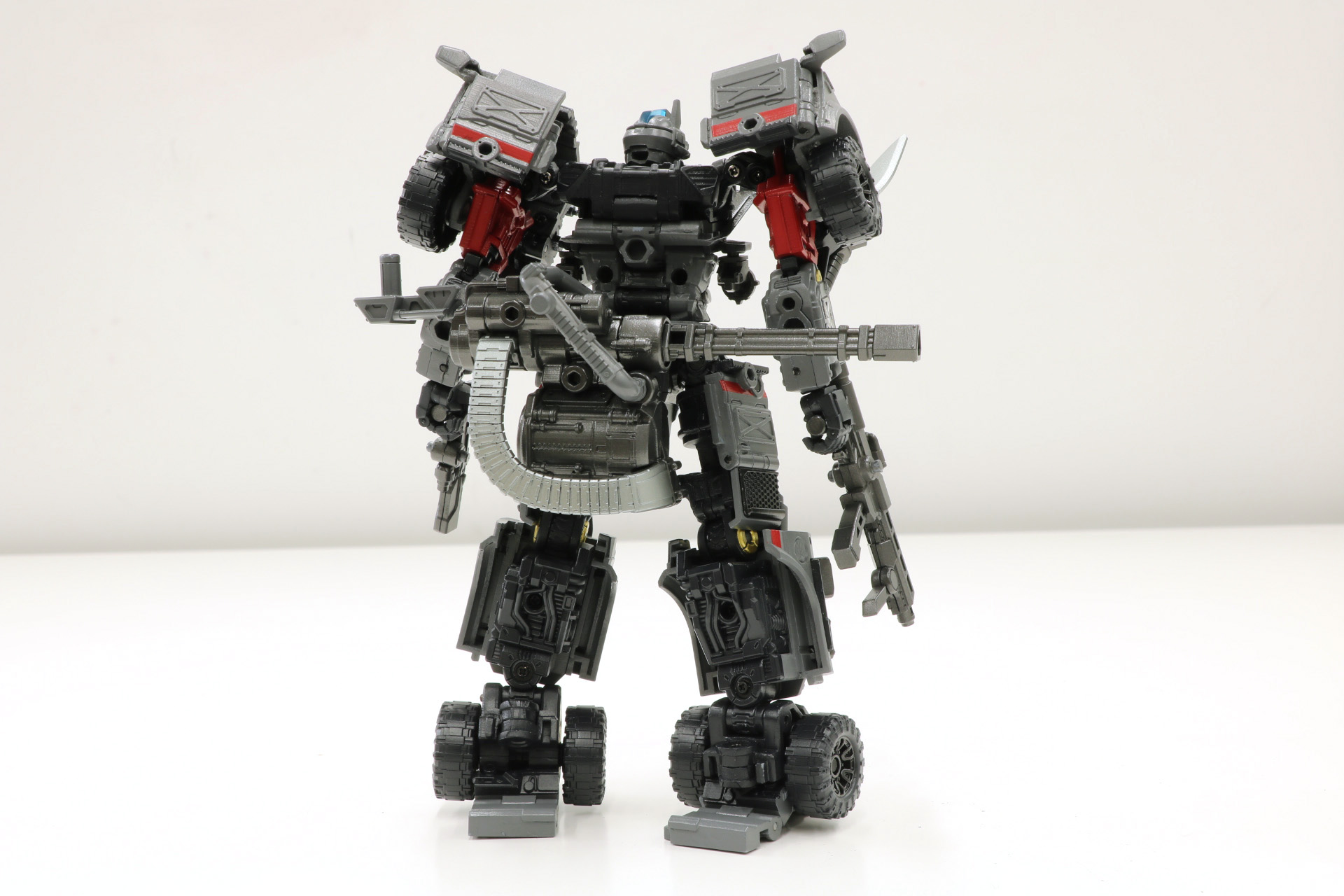 厳つい上半身に巨大な肩が印象的