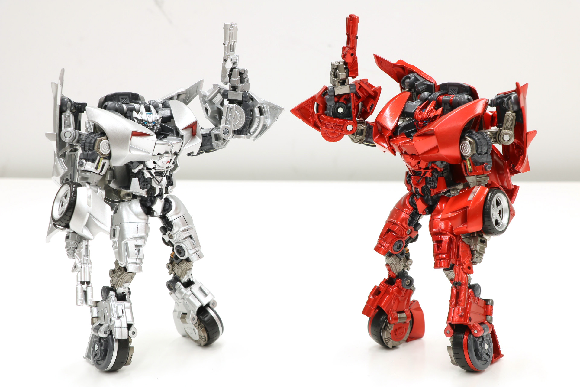 「MPMN-01 サイドスワイプ」（左）、「MPMN-02 サイドスワイプ G1レッド」（右）