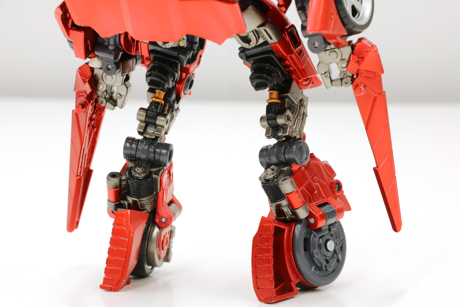 ビークルモードでも使用するパーツディテールを残しつつロボットモード造形にも活用