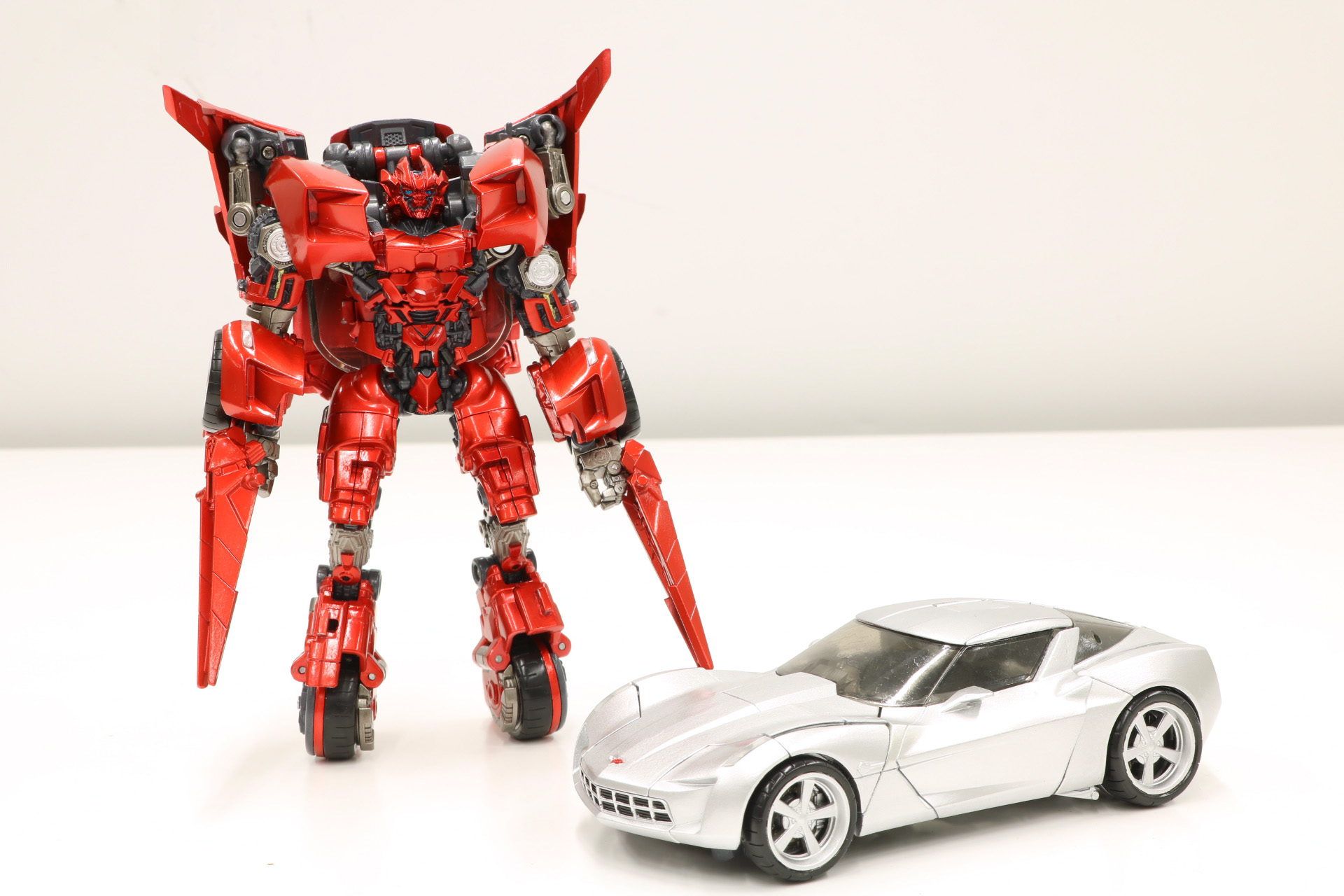 ビークルモードとロボットモードのプロポーションの両立と変形手順をシンプルに遊びやすいアイテムとなっている