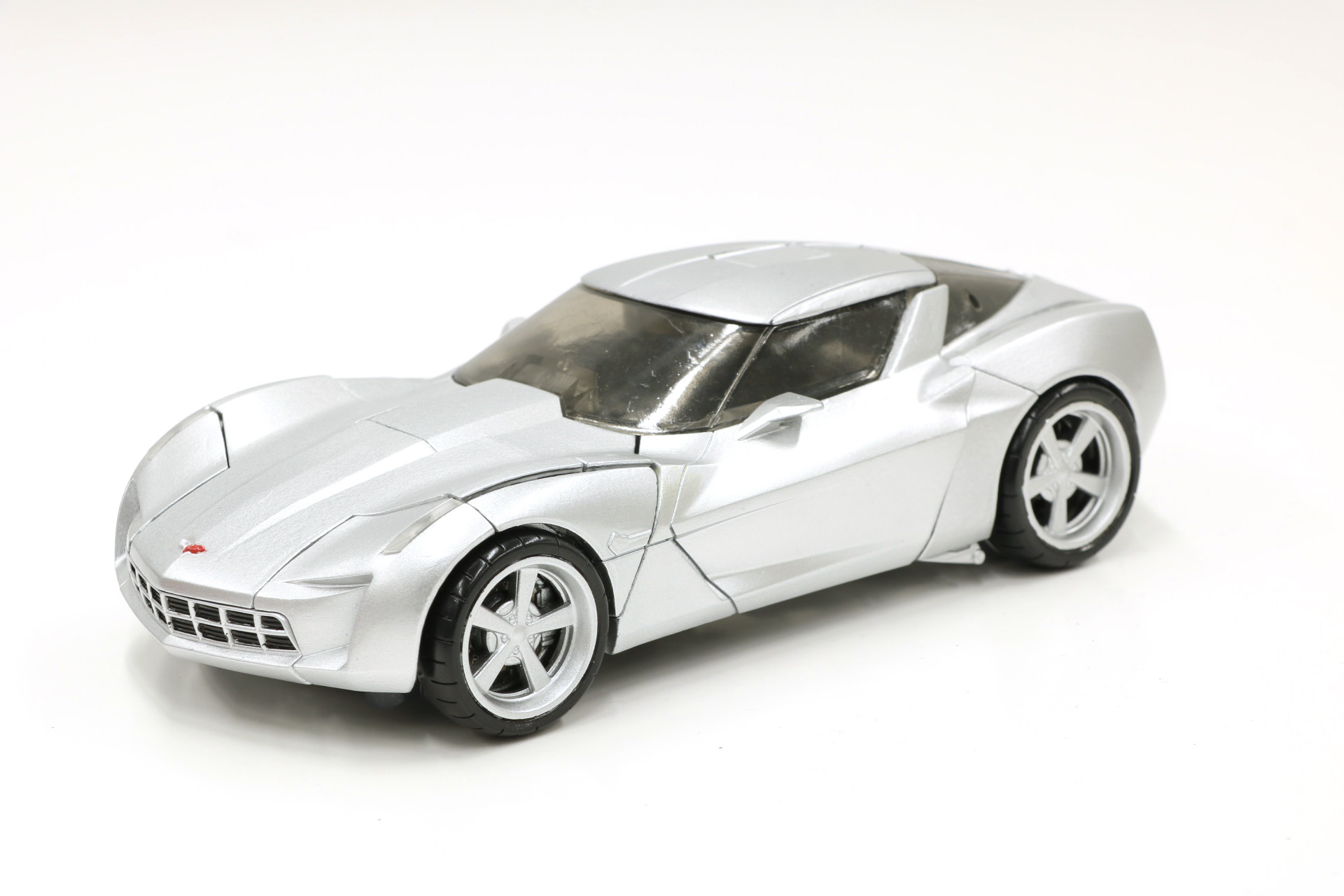 実車に近い流麗なフォルムを再現